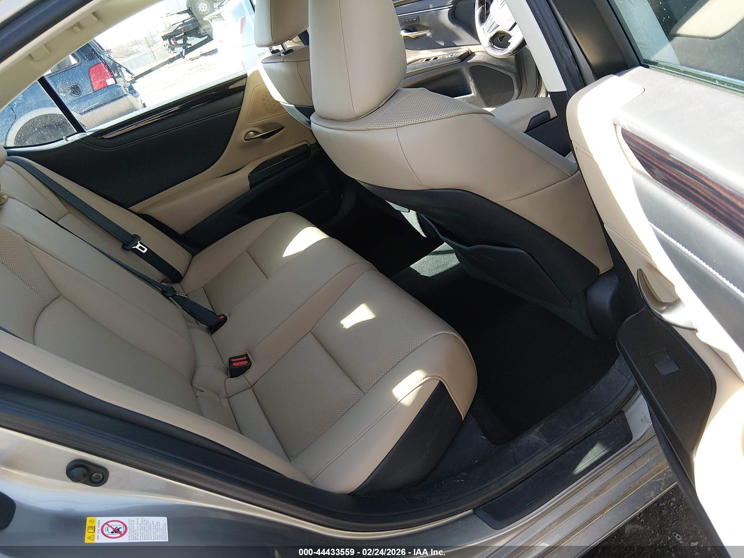 LEXUS ES image 8