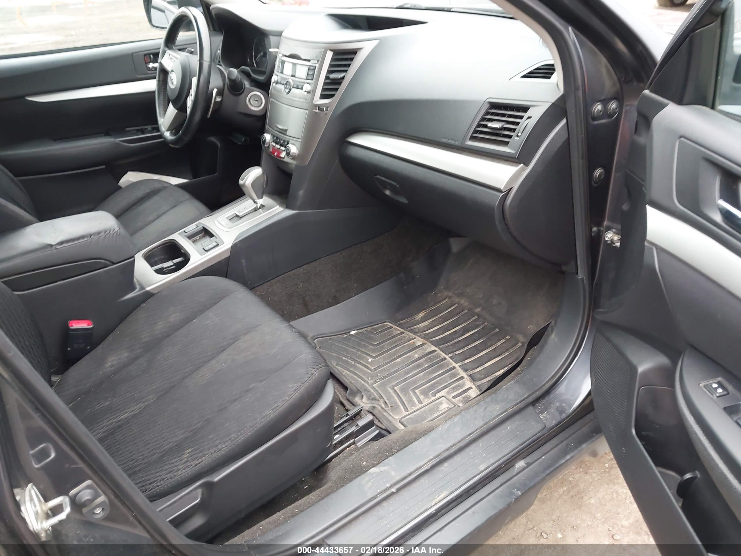 SUBARU OUTBACK image 5
