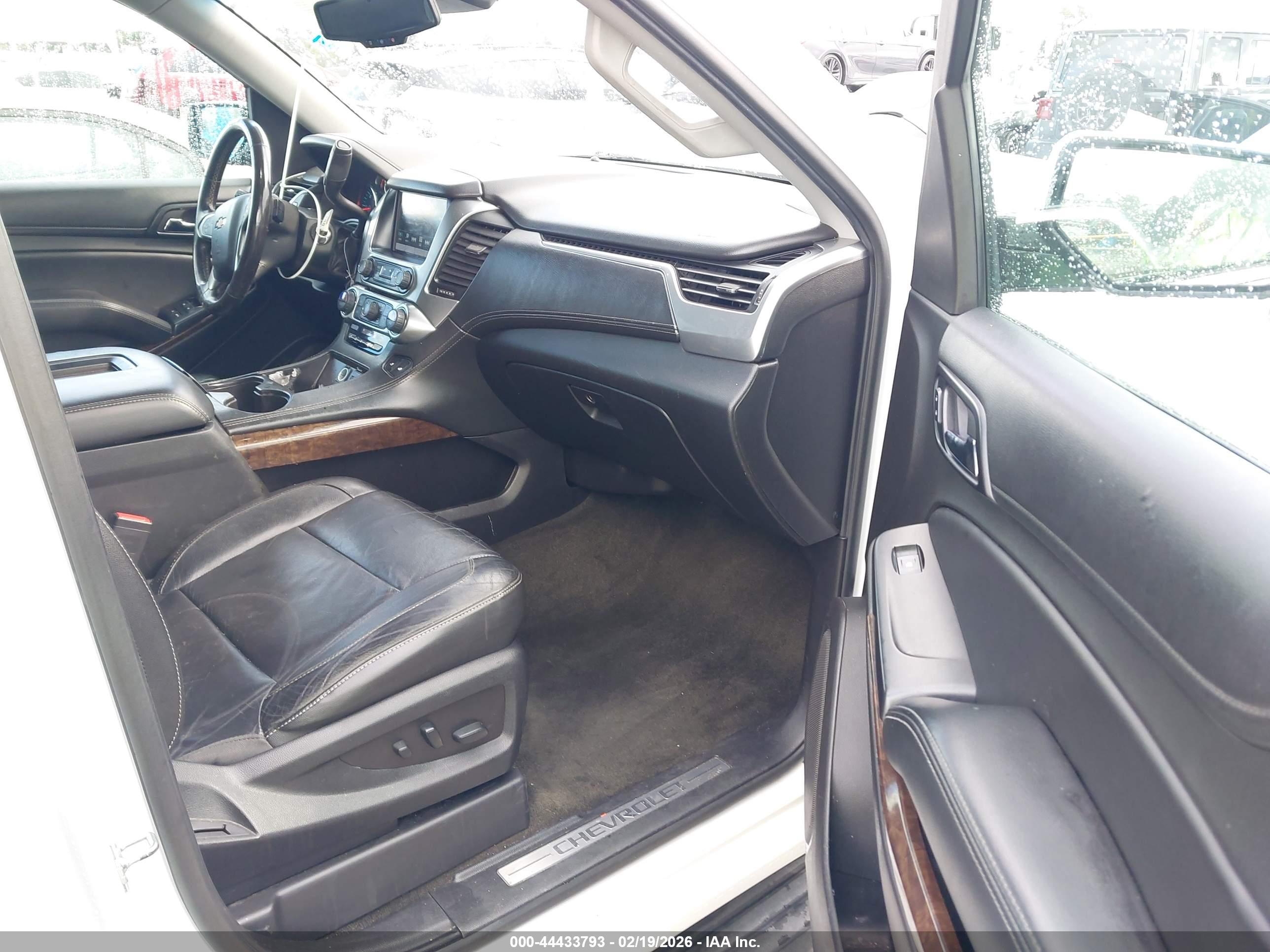 CHEVROLET SUBURBAN image 5