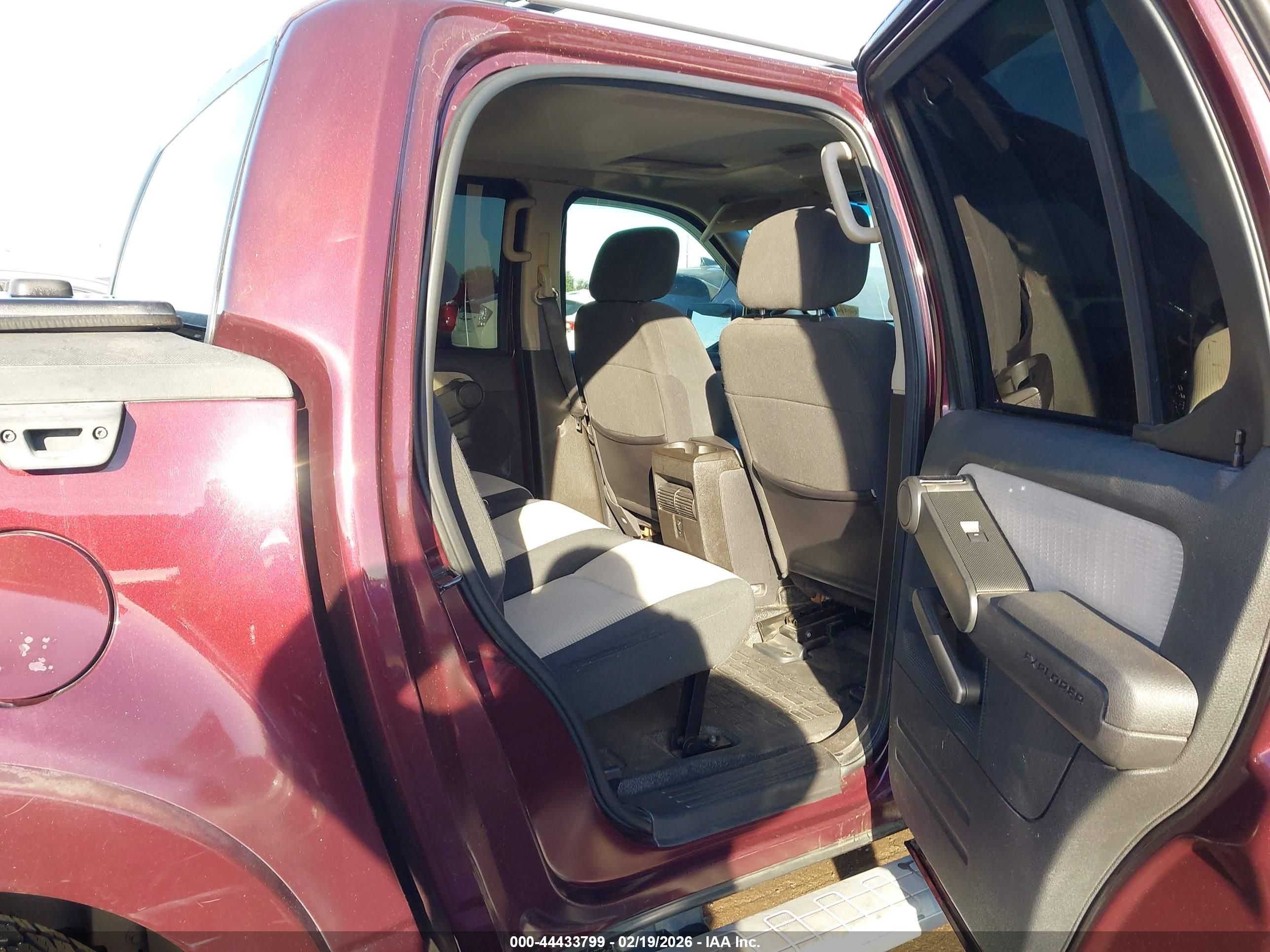 FORD EXPLORER image 8