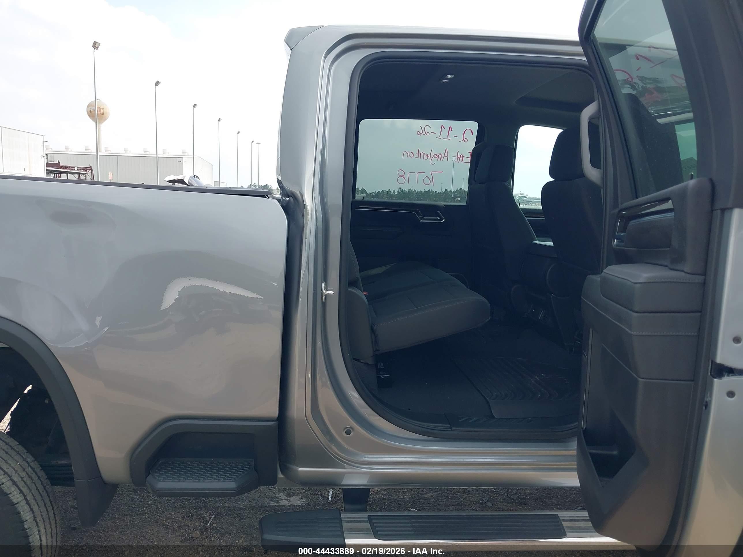 CHEVROLET SILVERADO image 8