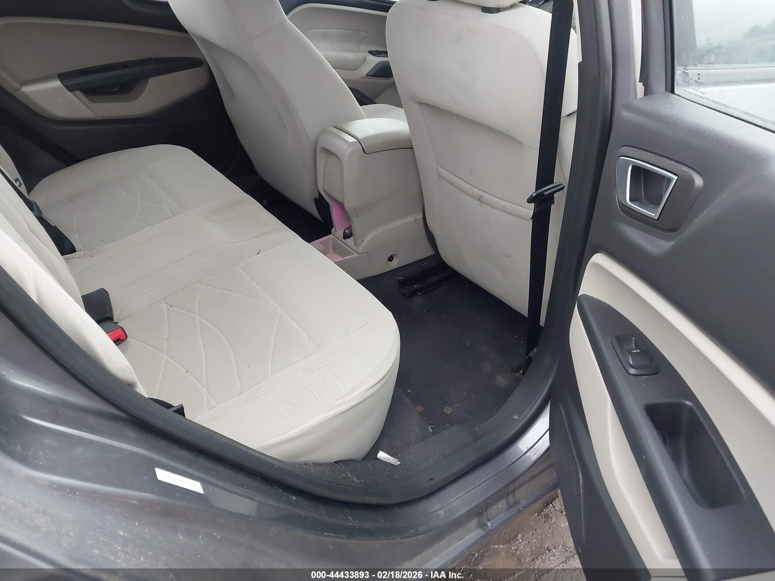 FORD FIESTA image 8
