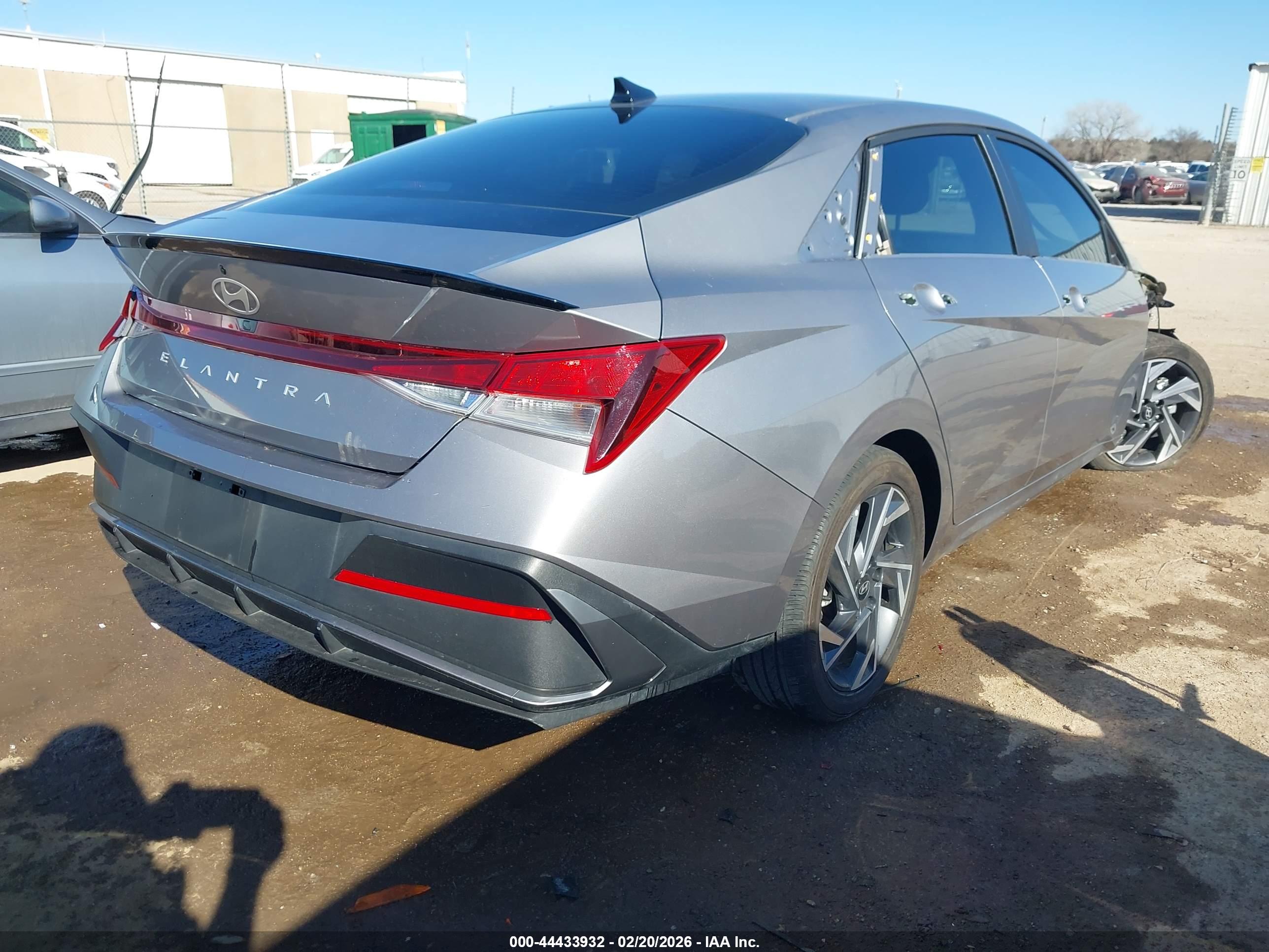 HYUNDAI ELANTRA image 4
