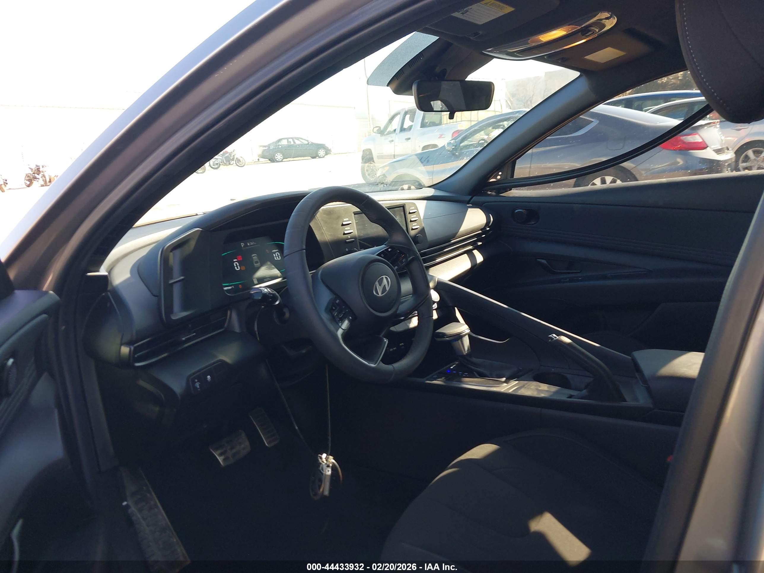 HYUNDAI ELANTRA image 5