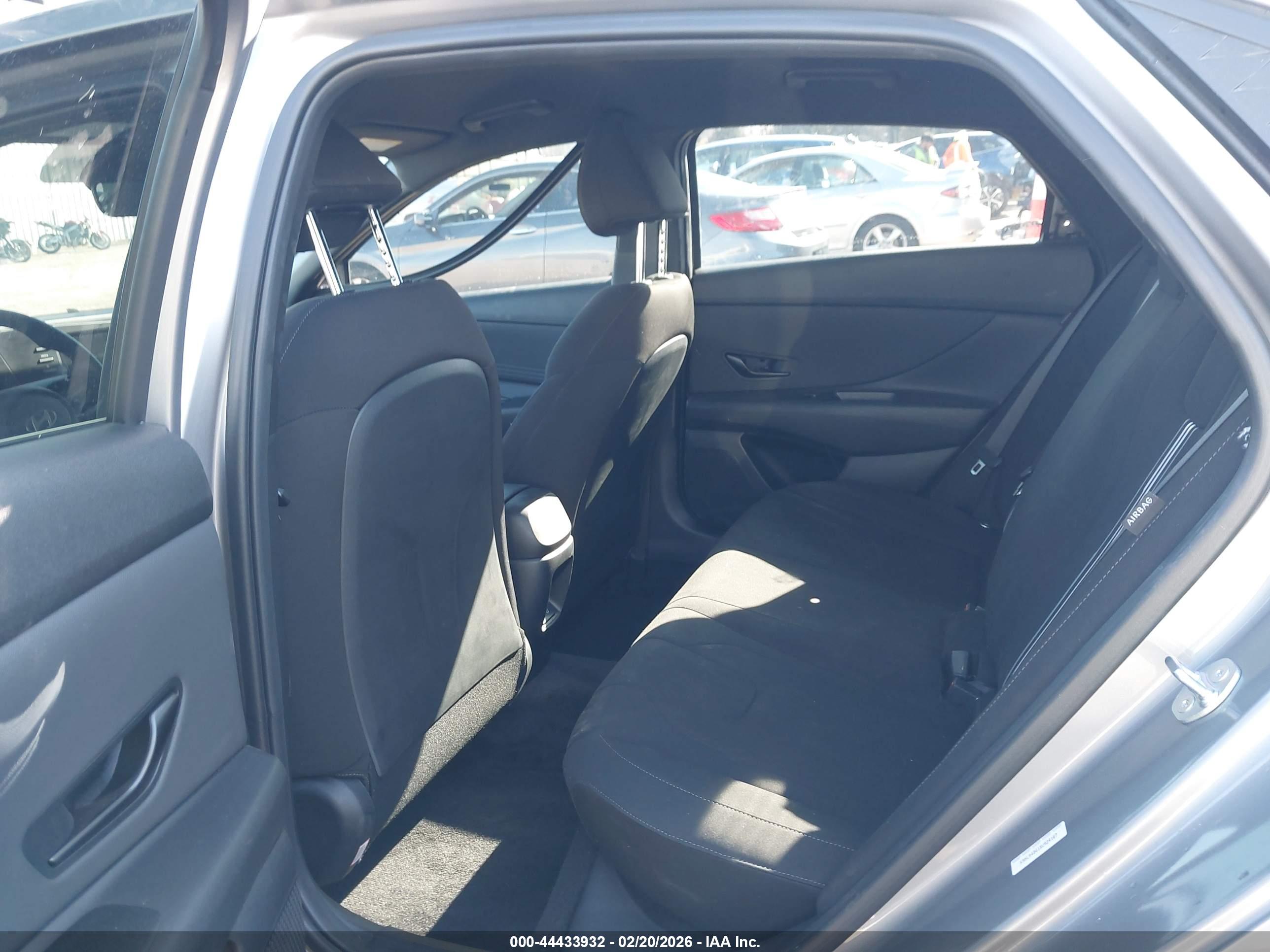 HYUNDAI ELANTRA image 8