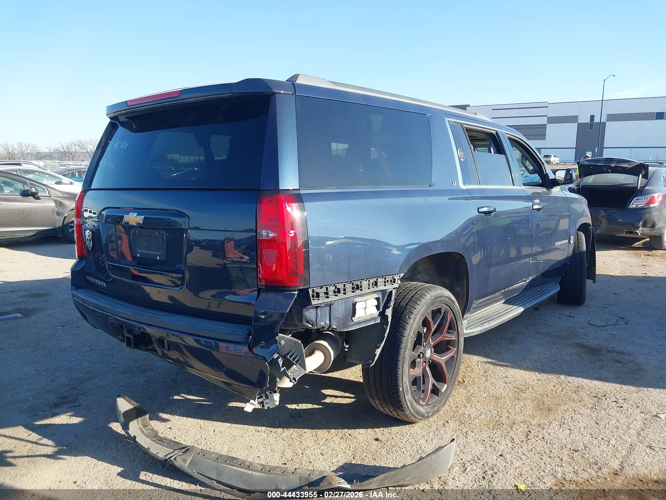 CHEVROLET SUBURBAN image 4