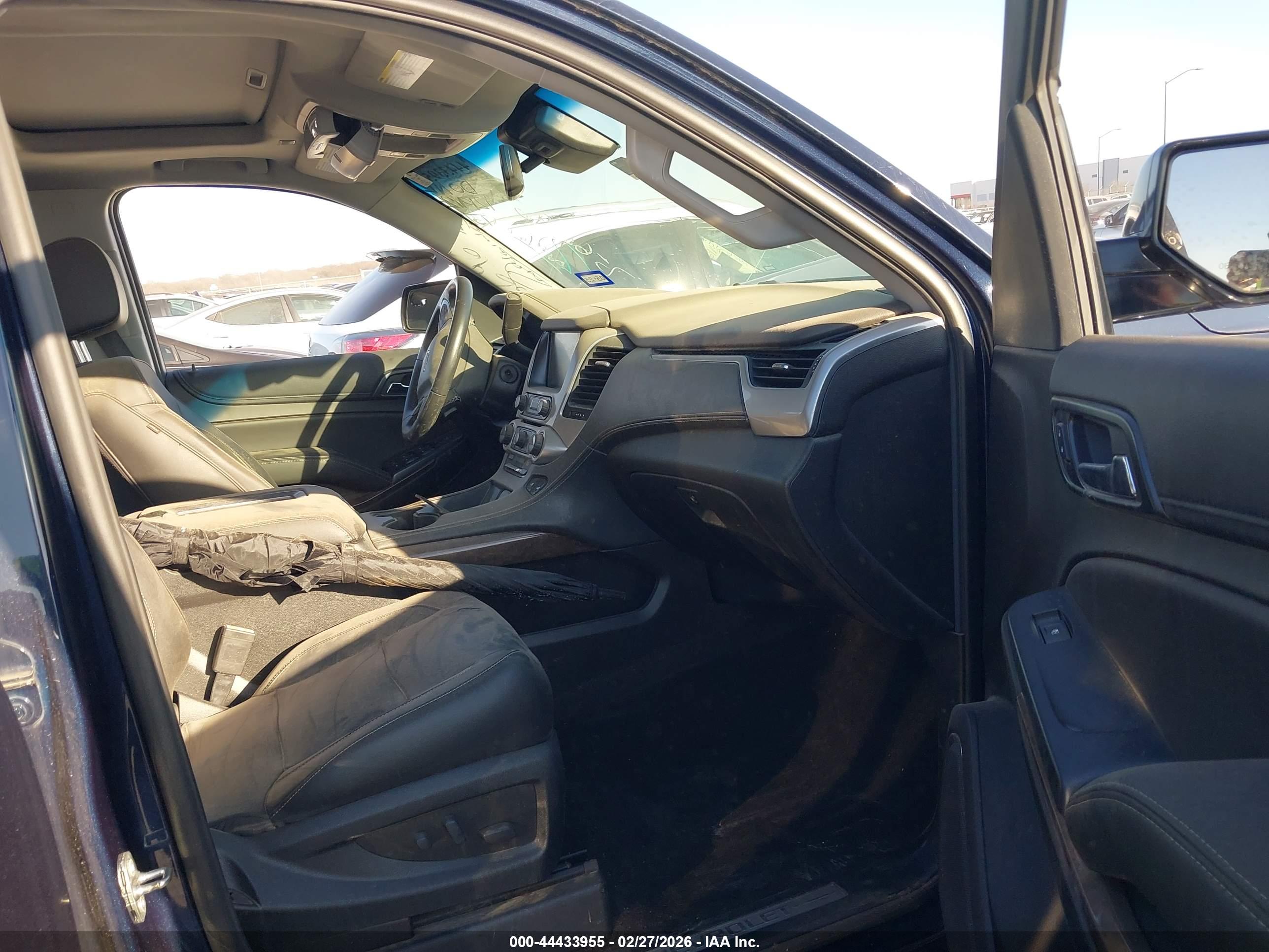 CHEVROLET SUBURBAN image 5