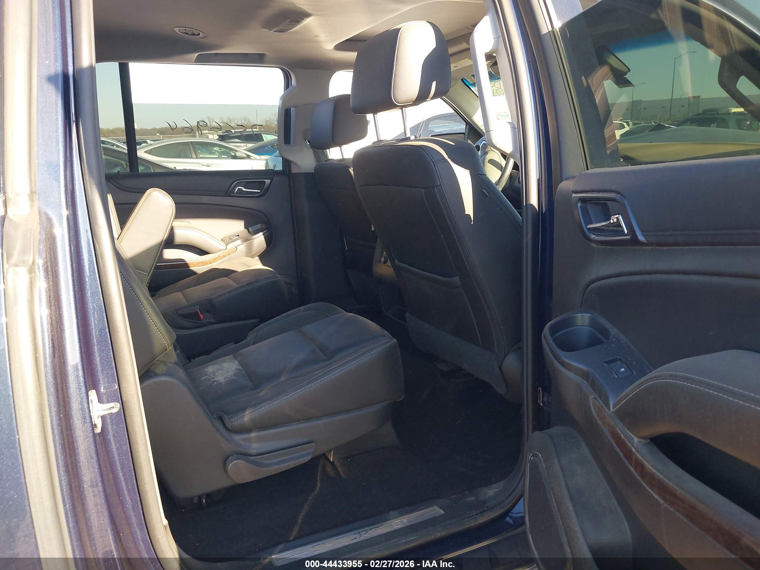 CHEVROLET SUBURBAN image 8