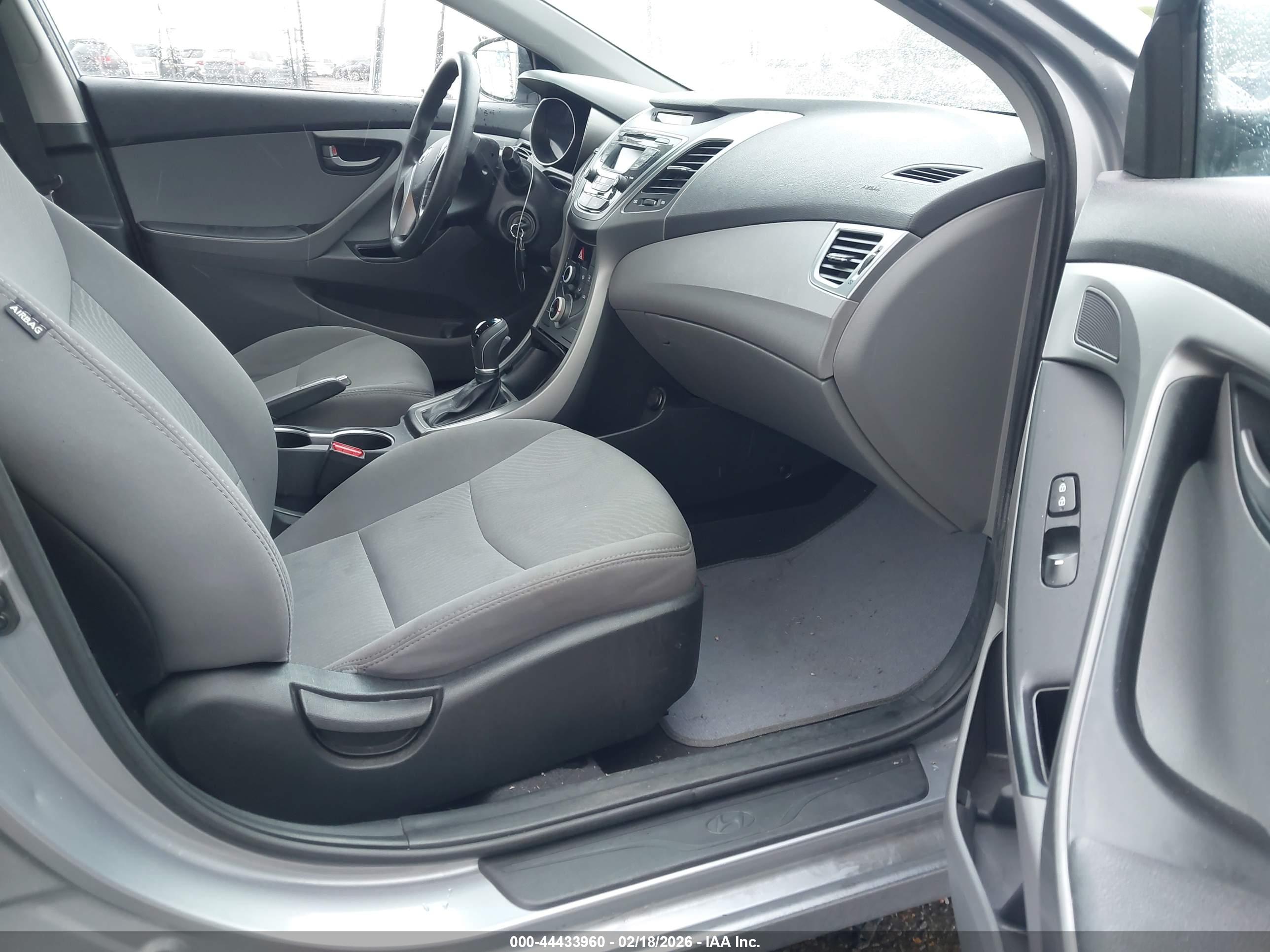 HYUNDAI ELANTRA image 5