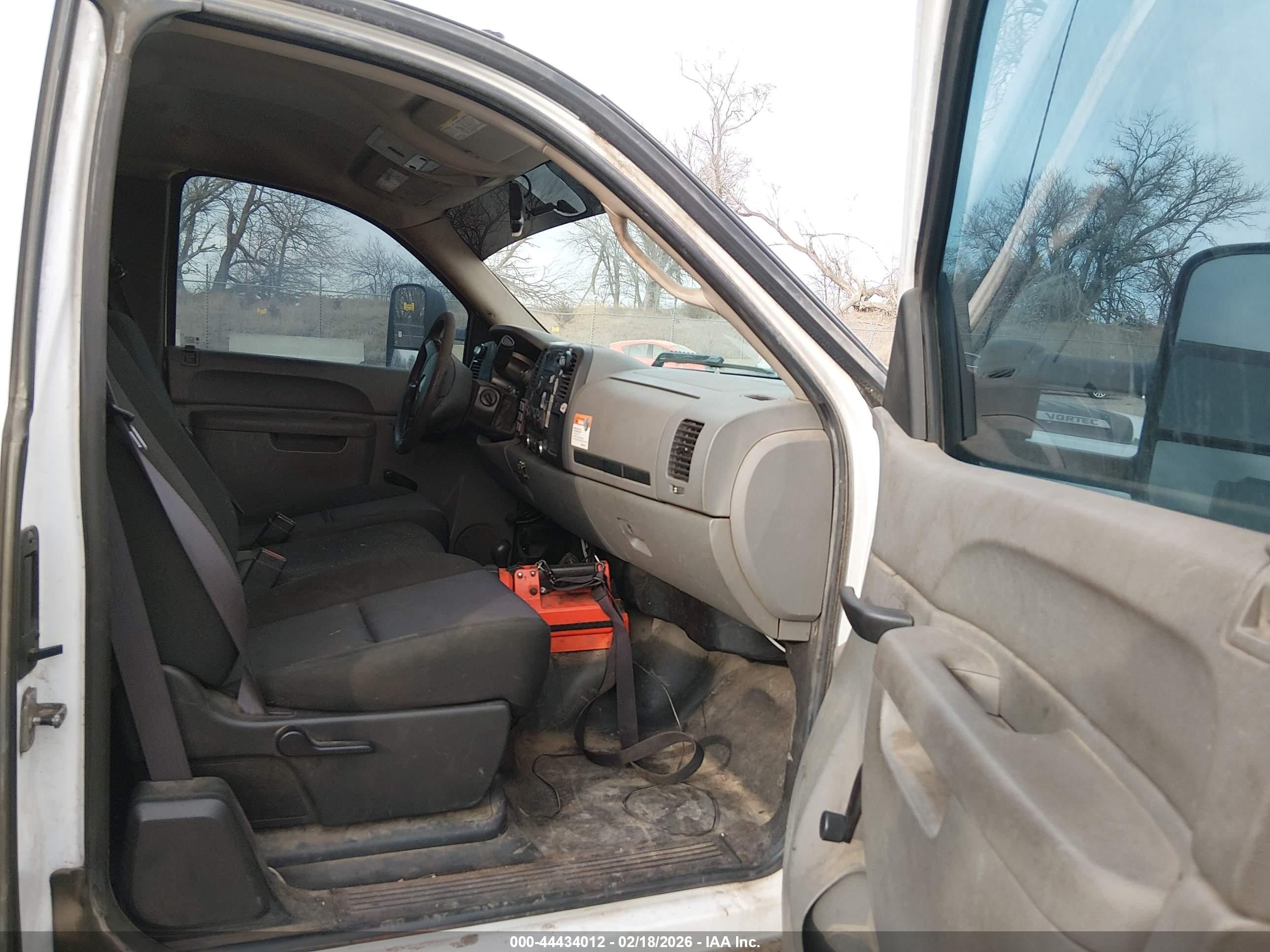 CHEVROLET SILVERADO image 5