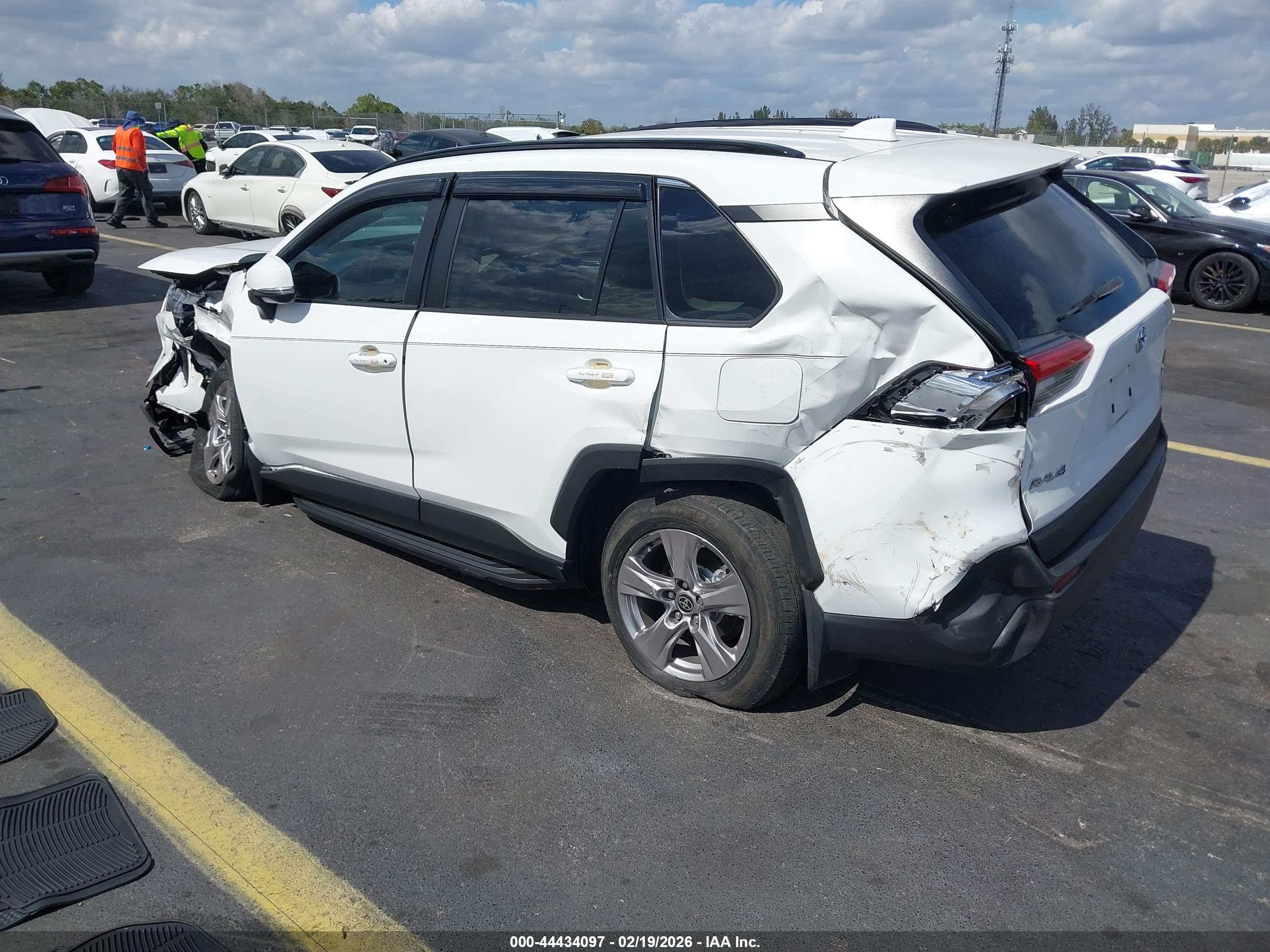 TOYOTA RAV4 image 3
