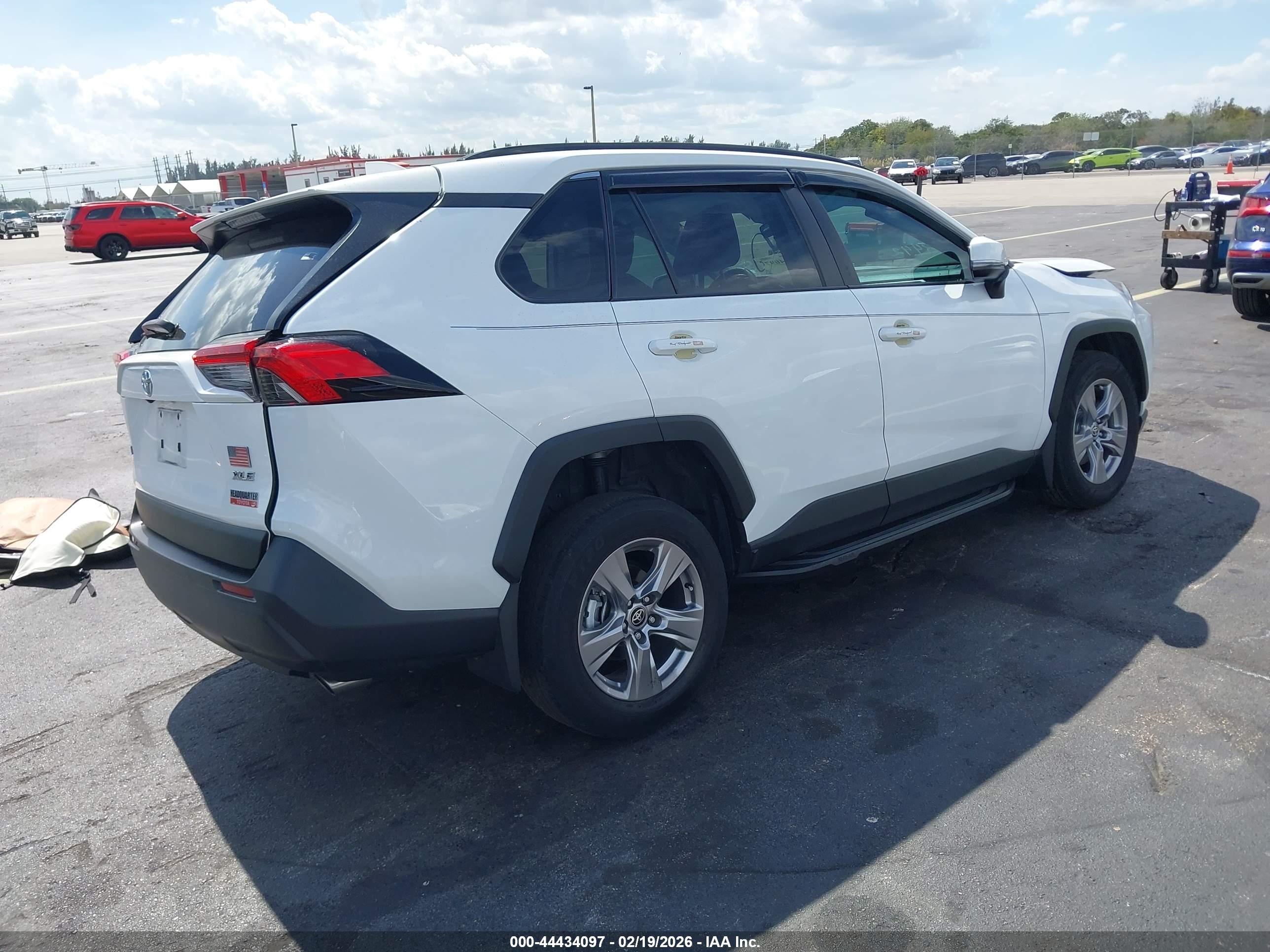 TOYOTA RAV4 image 4