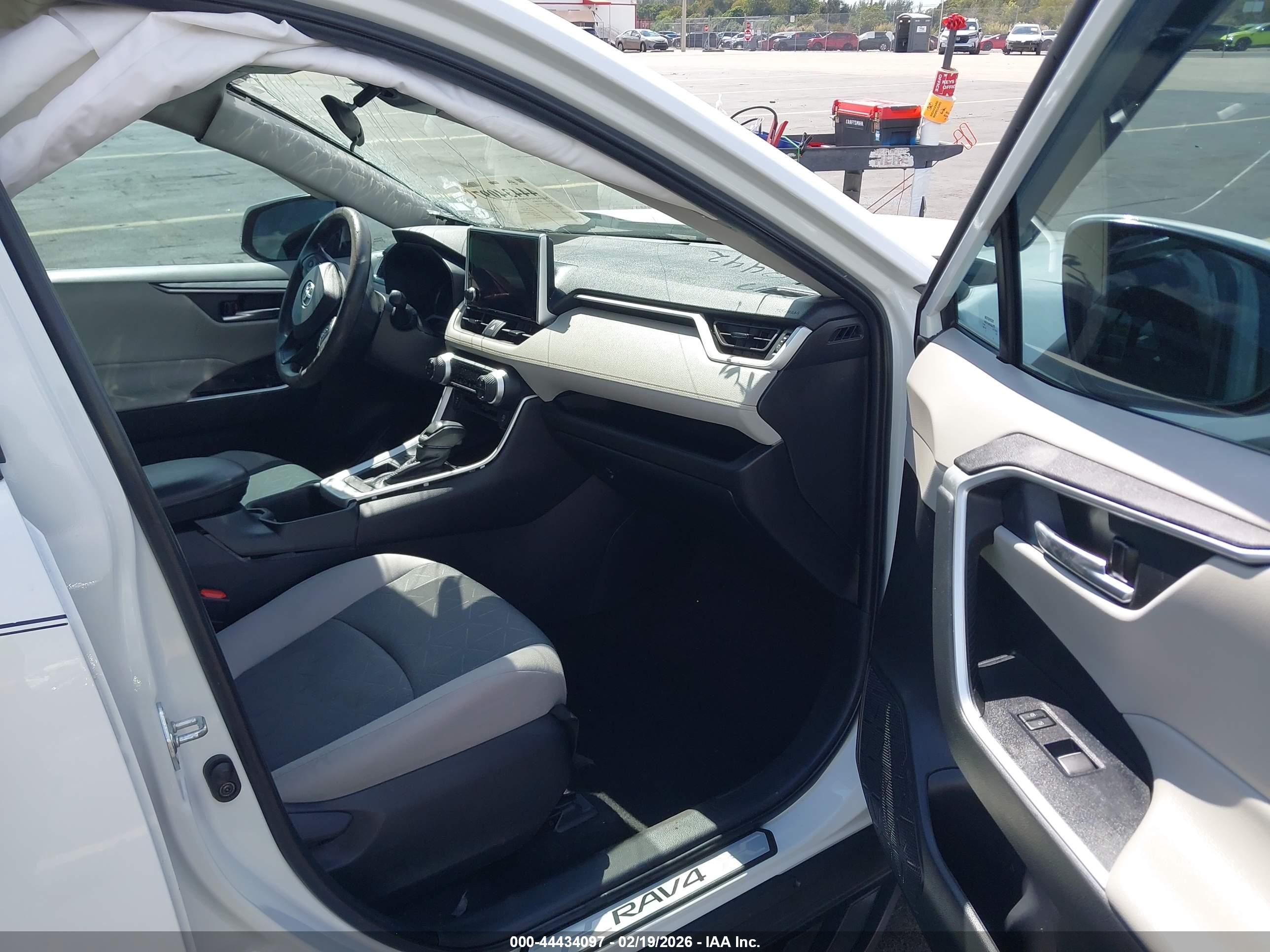 TOYOTA RAV4 image 5