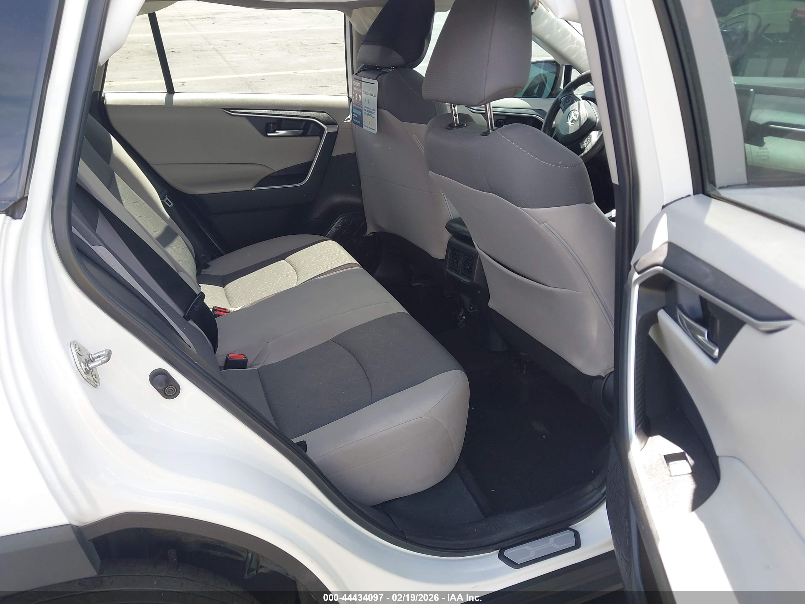 TOYOTA RAV4 image 8