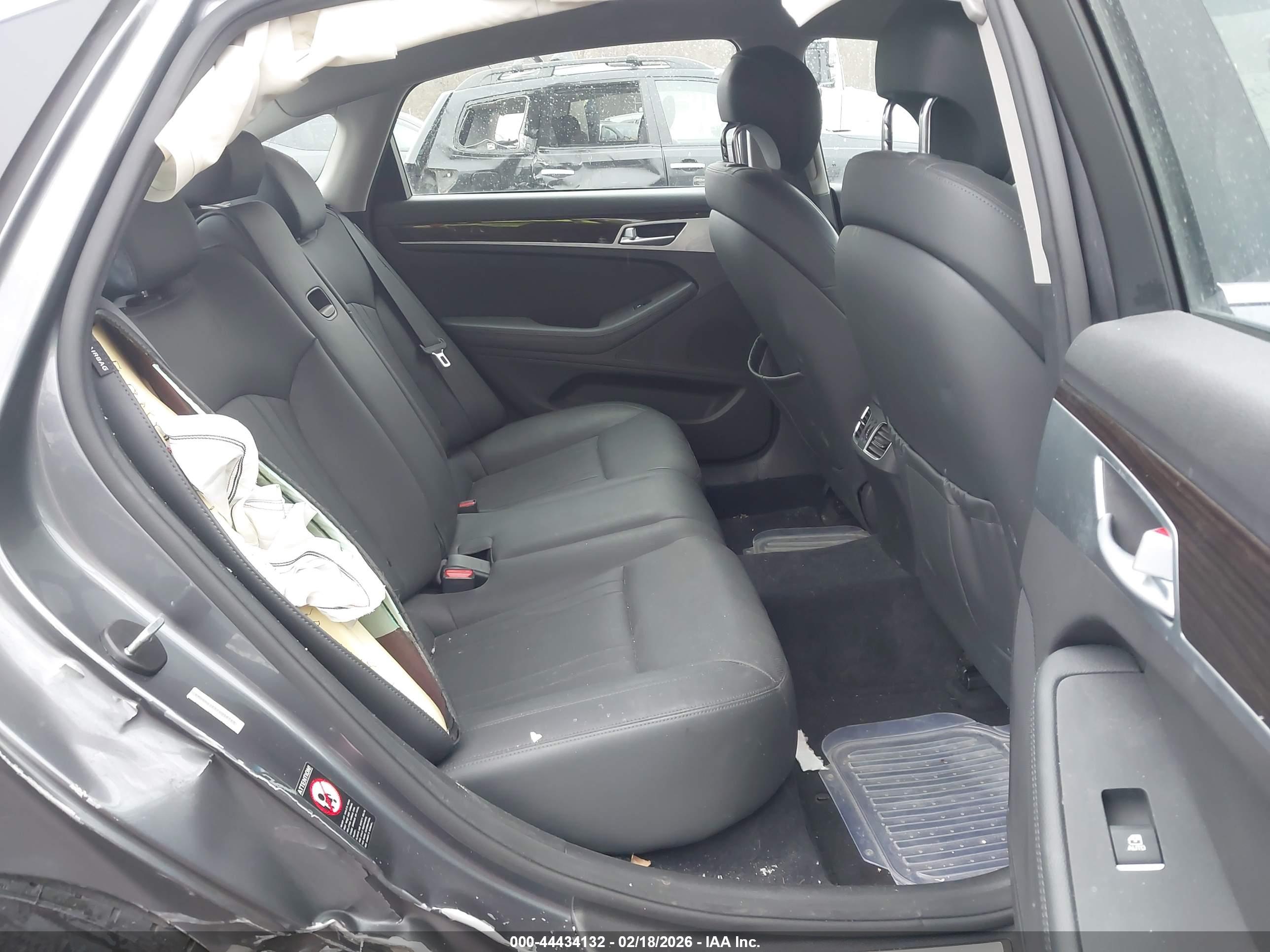 HYUNDAI GENESIS image 8
