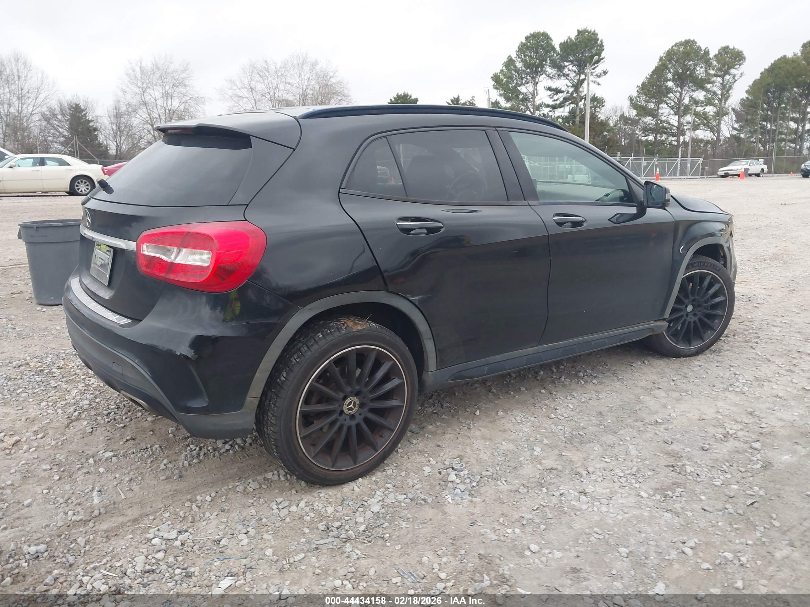 MERCEDES-BENZ GLA image 4