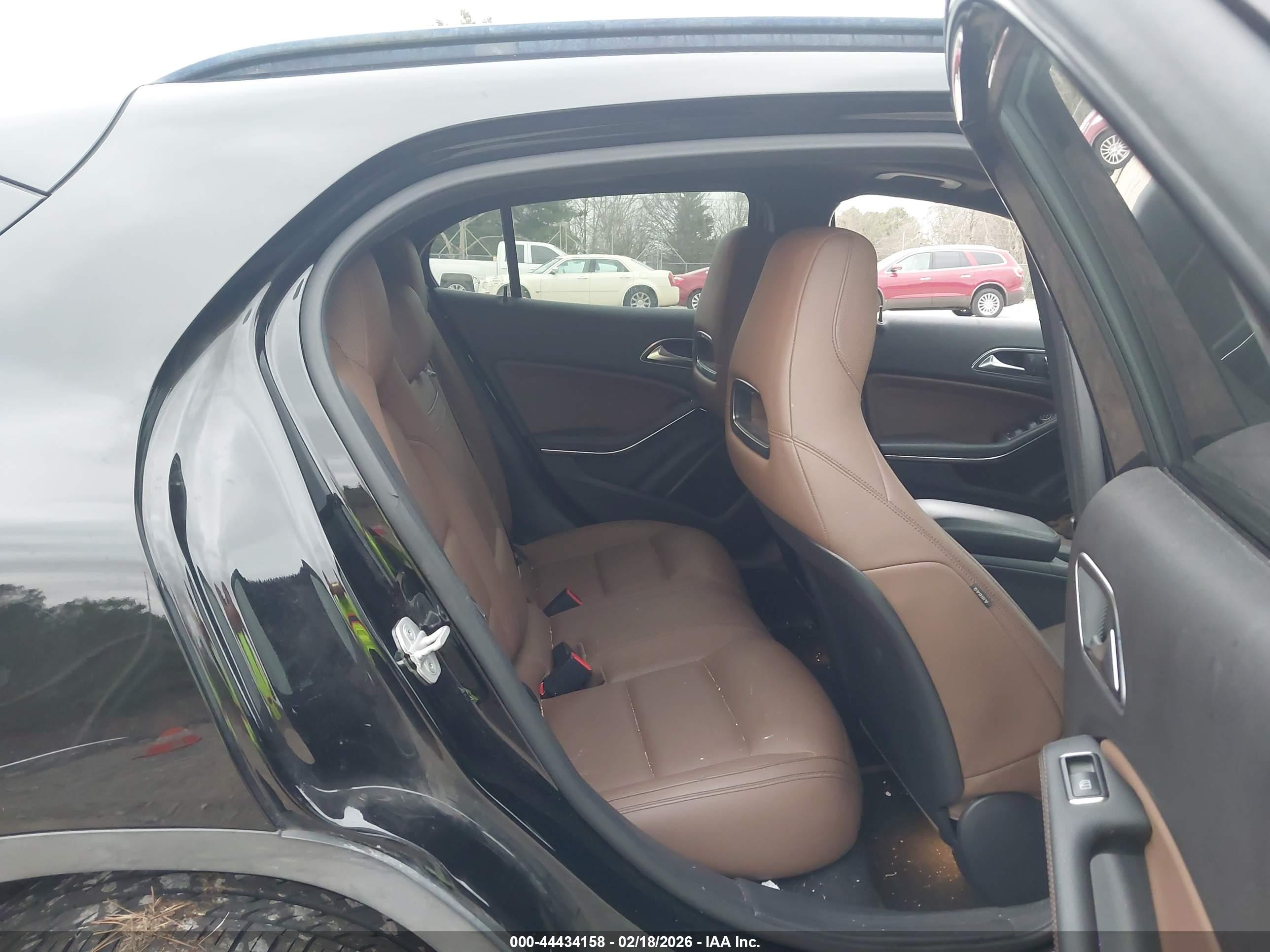 MERCEDES-BENZ GLA image 8