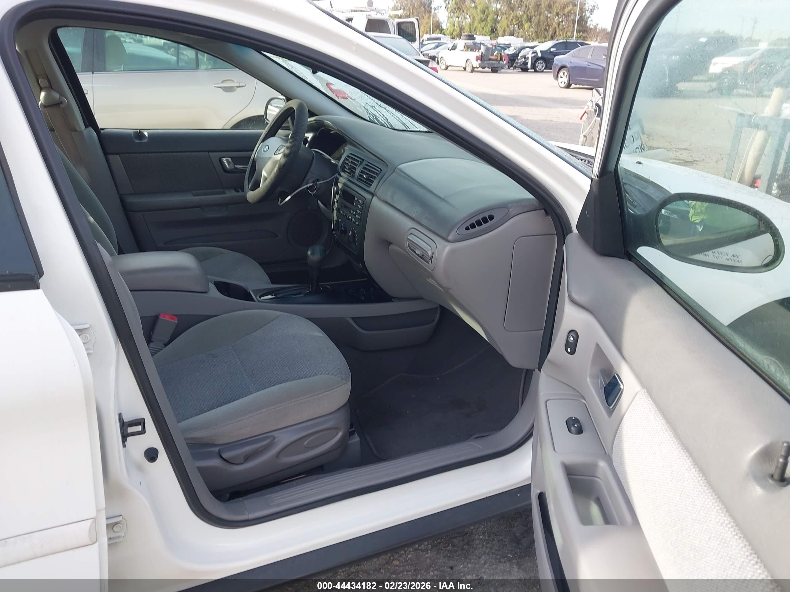 FORD TAURUS image 5