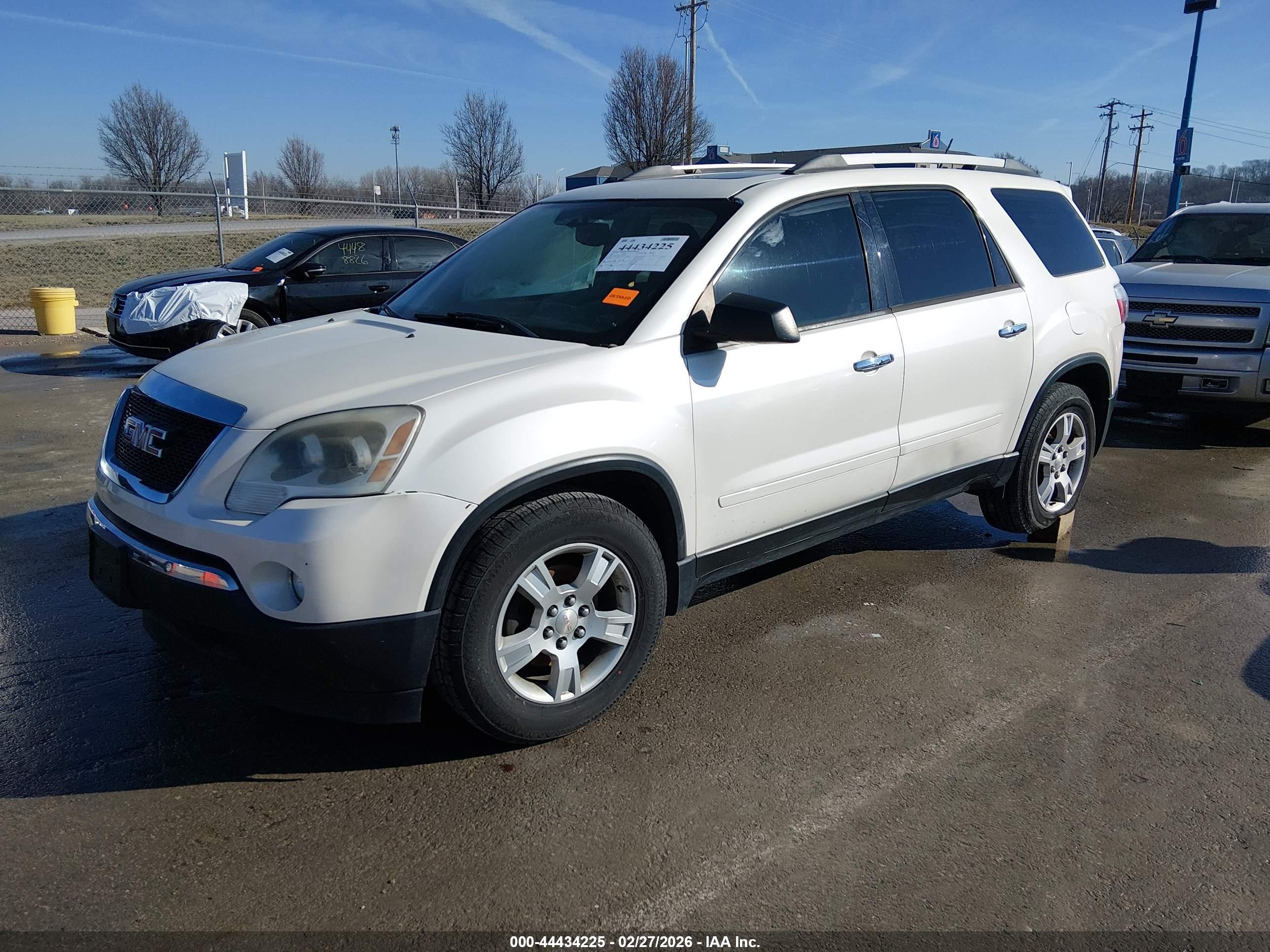 GMC ACADIA image 2