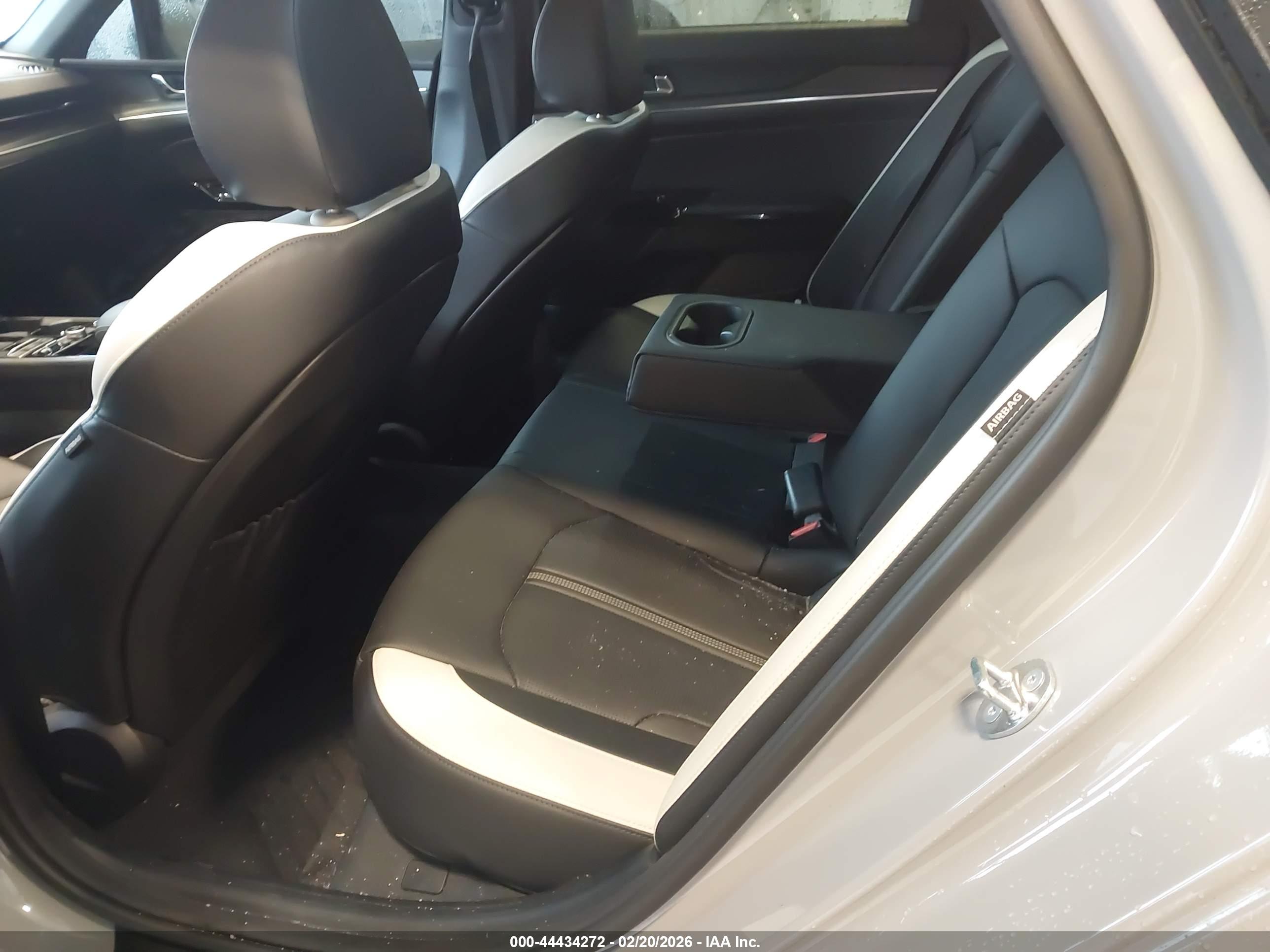 KIA K5 image 8