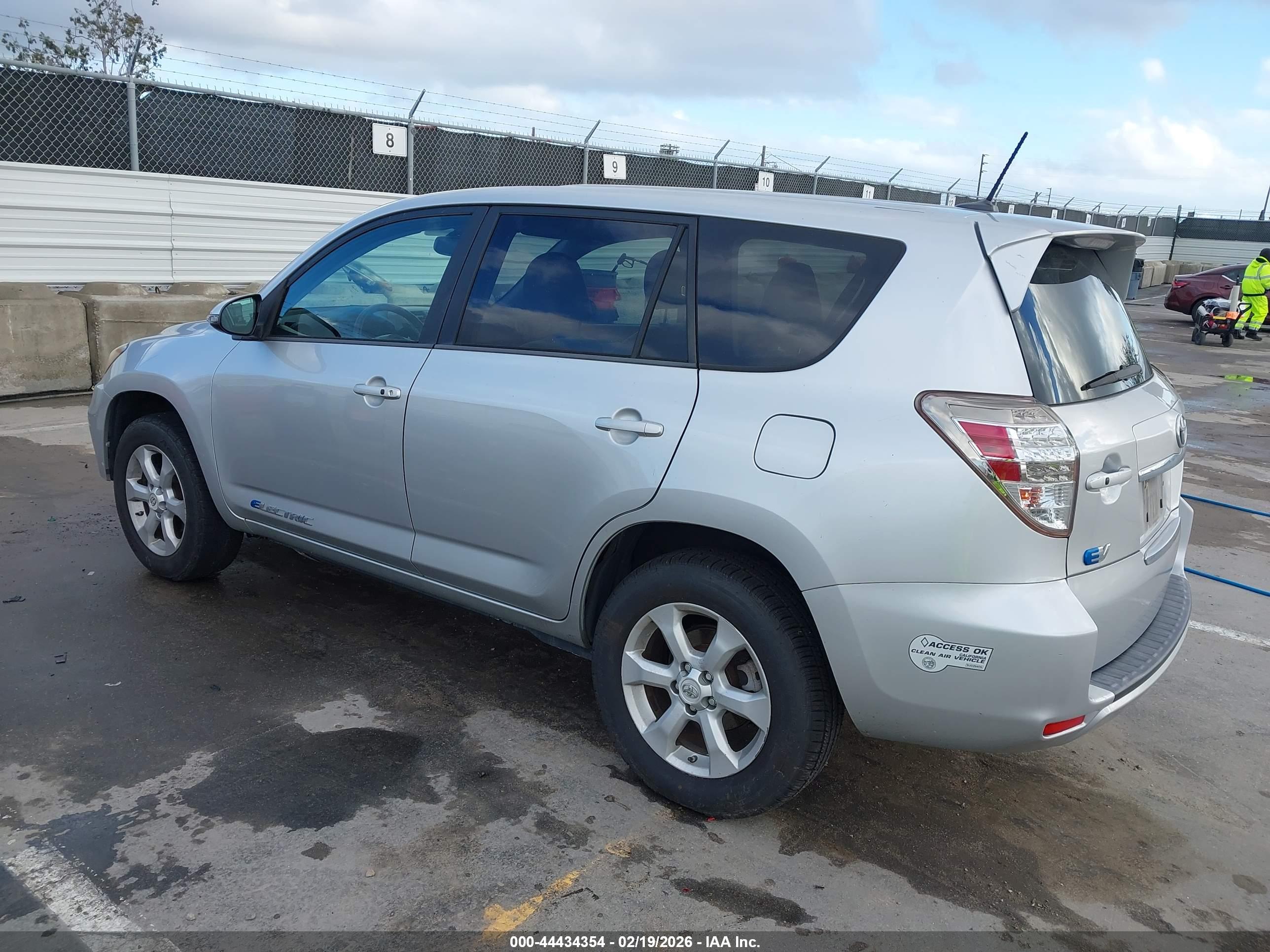 TOYOTA RAV4 image 3