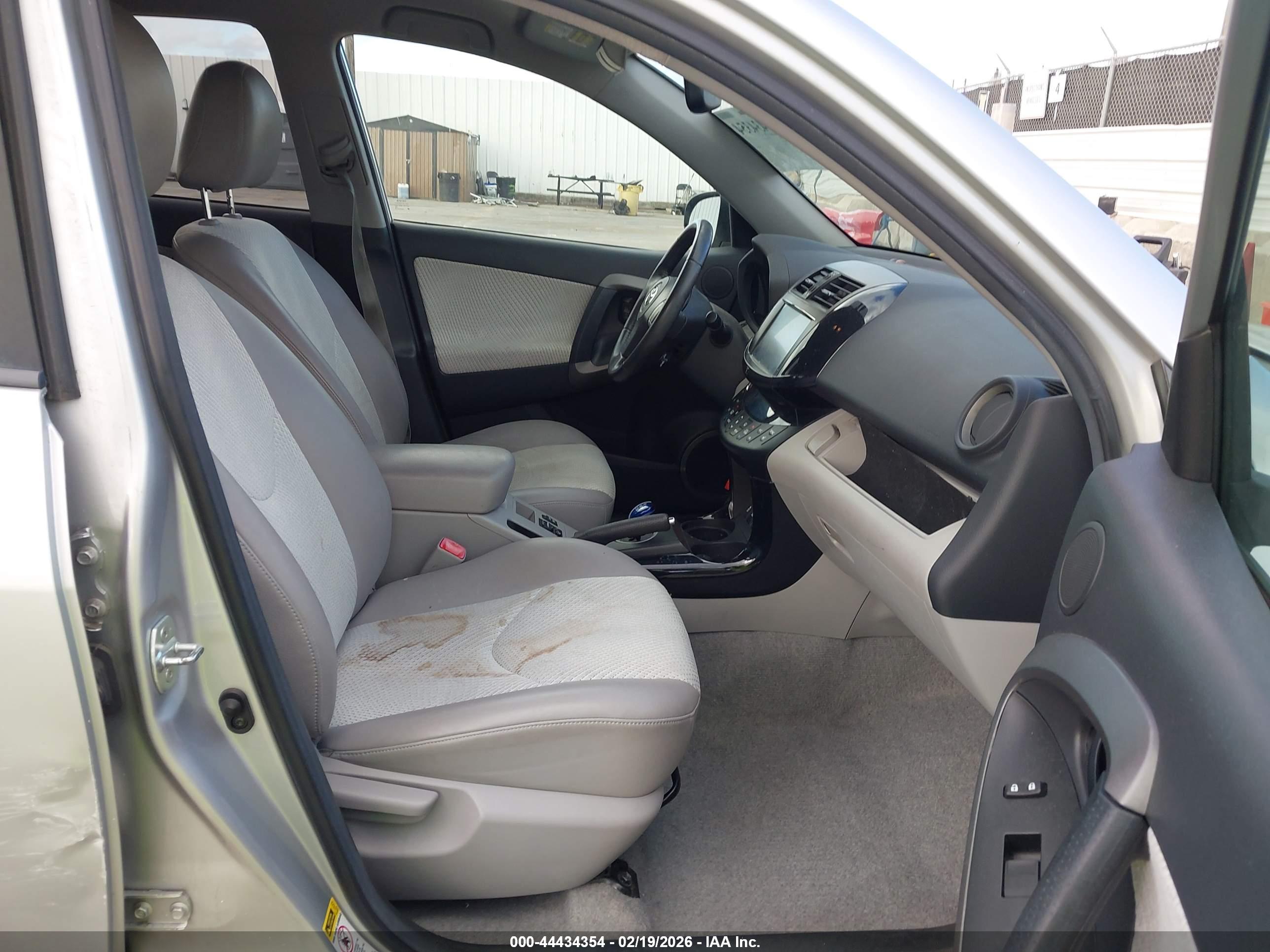 TOYOTA RAV4 image 5