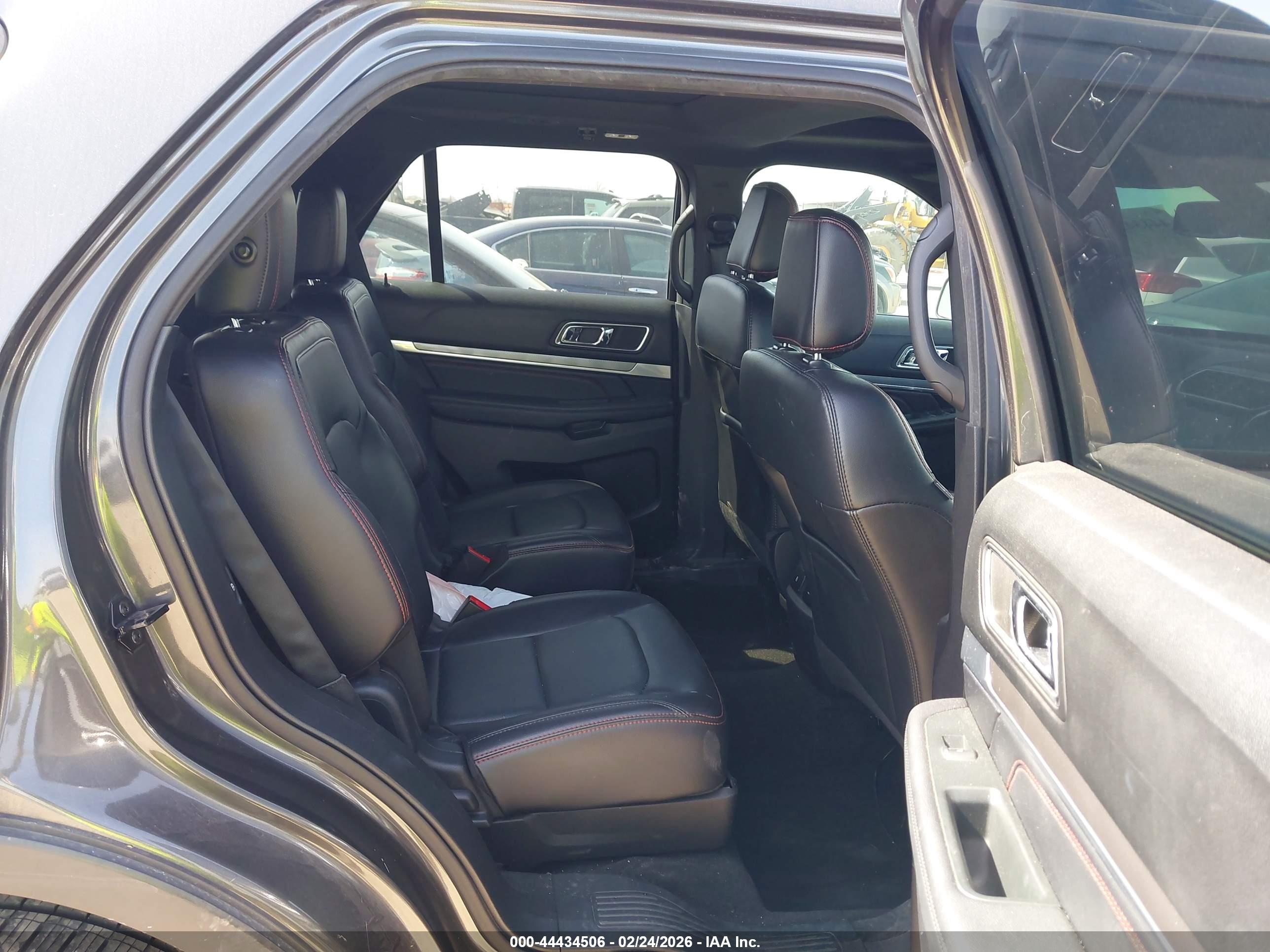 FORD EXPLORER image 8