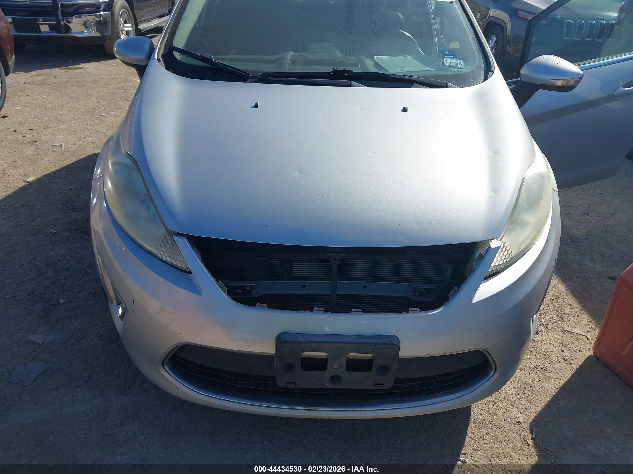 FORD FIESTA image 6