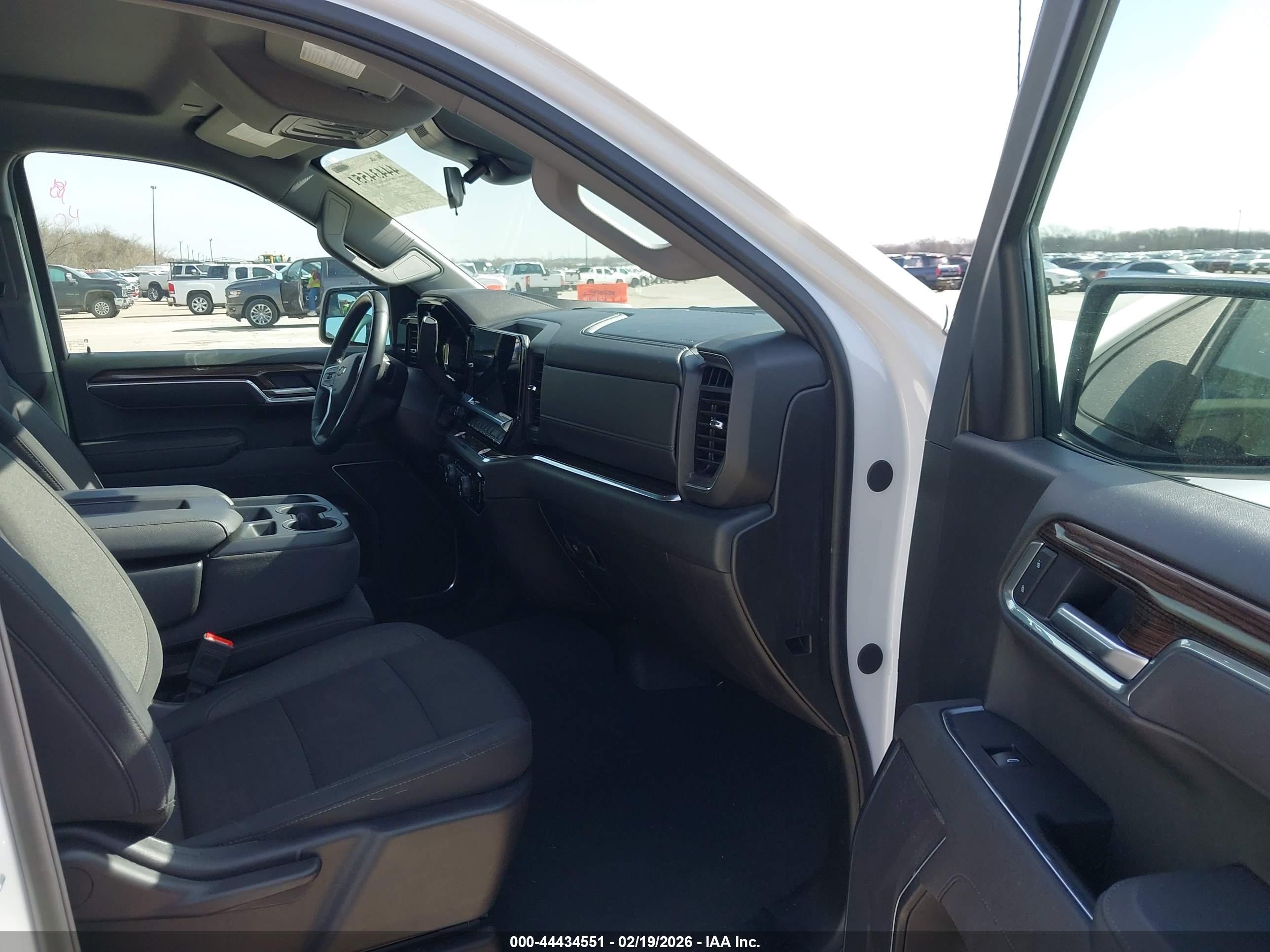 CHEVROLET SILVERADO image 5