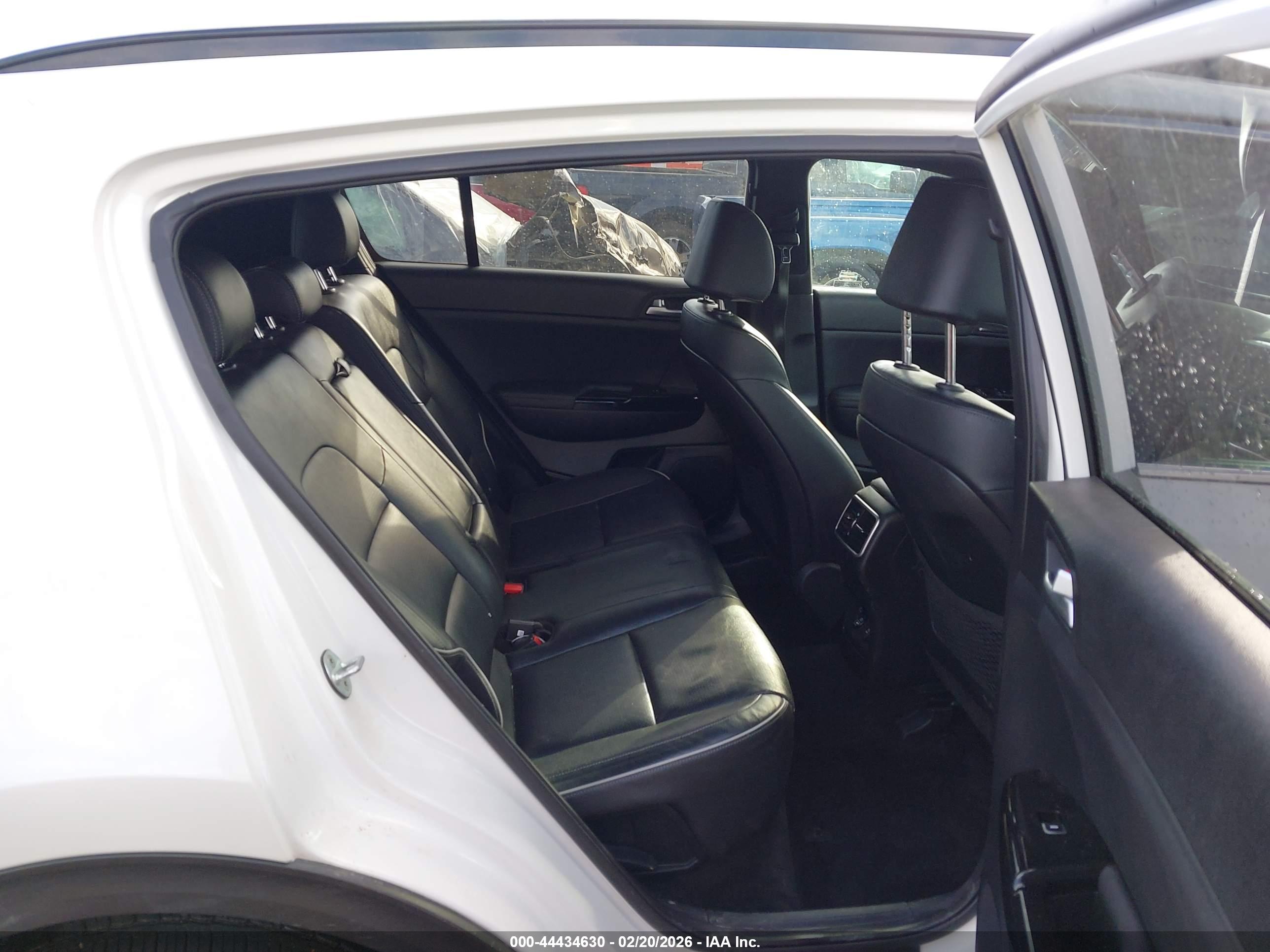 KIA SPORTAGE image 8