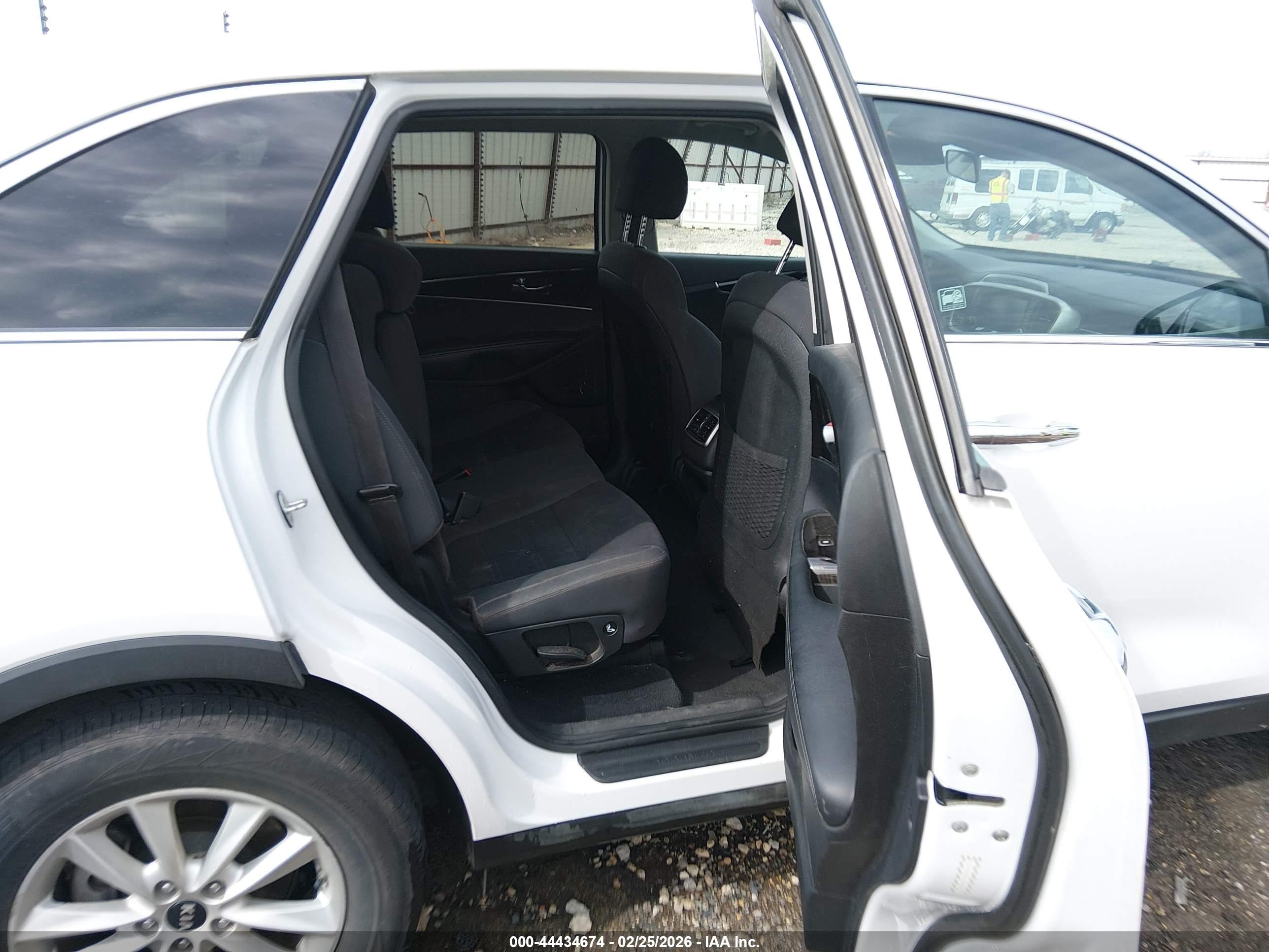 KIA SORENTO image 8