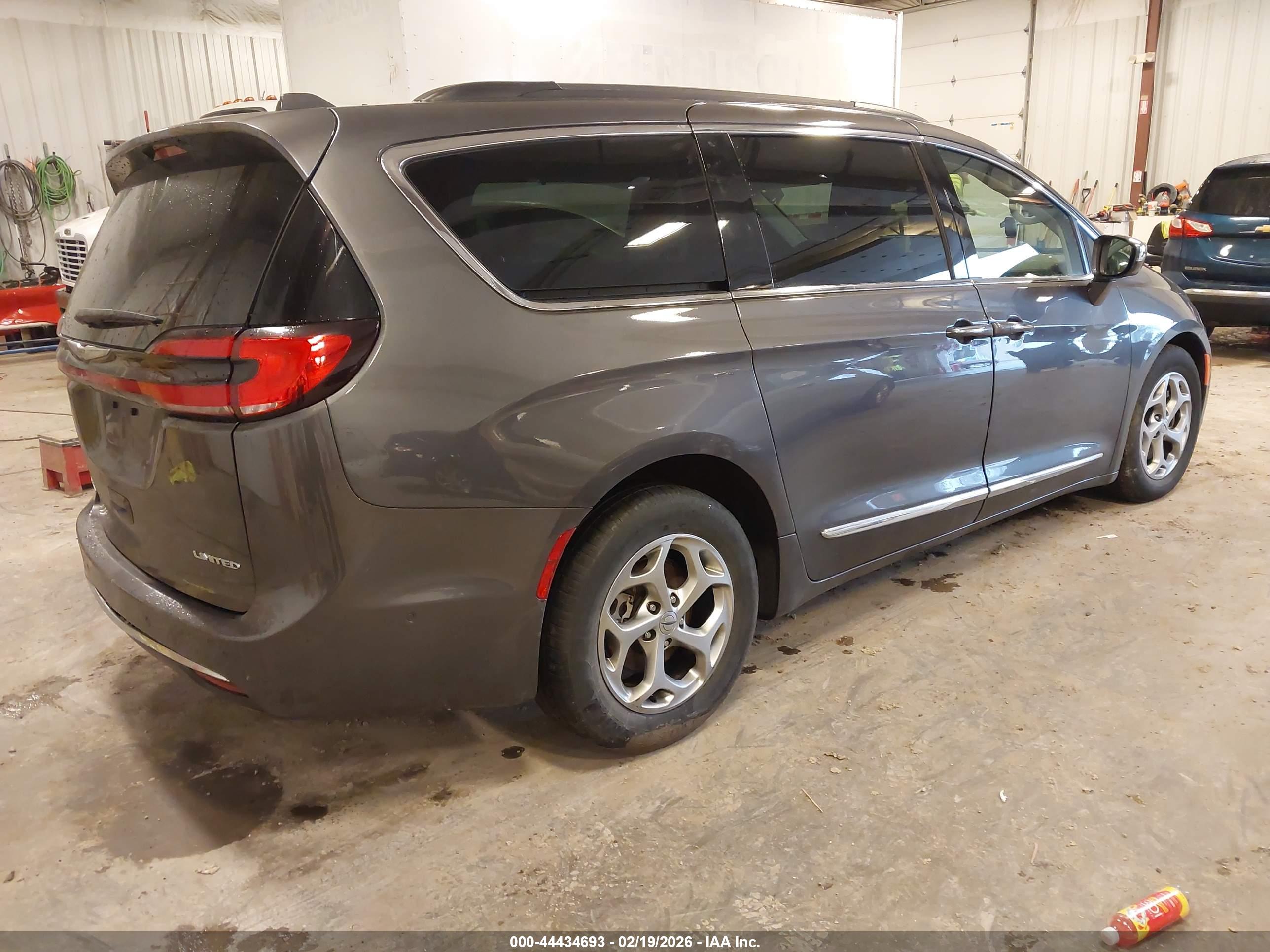 CHRYSLER PACIFICA image 4