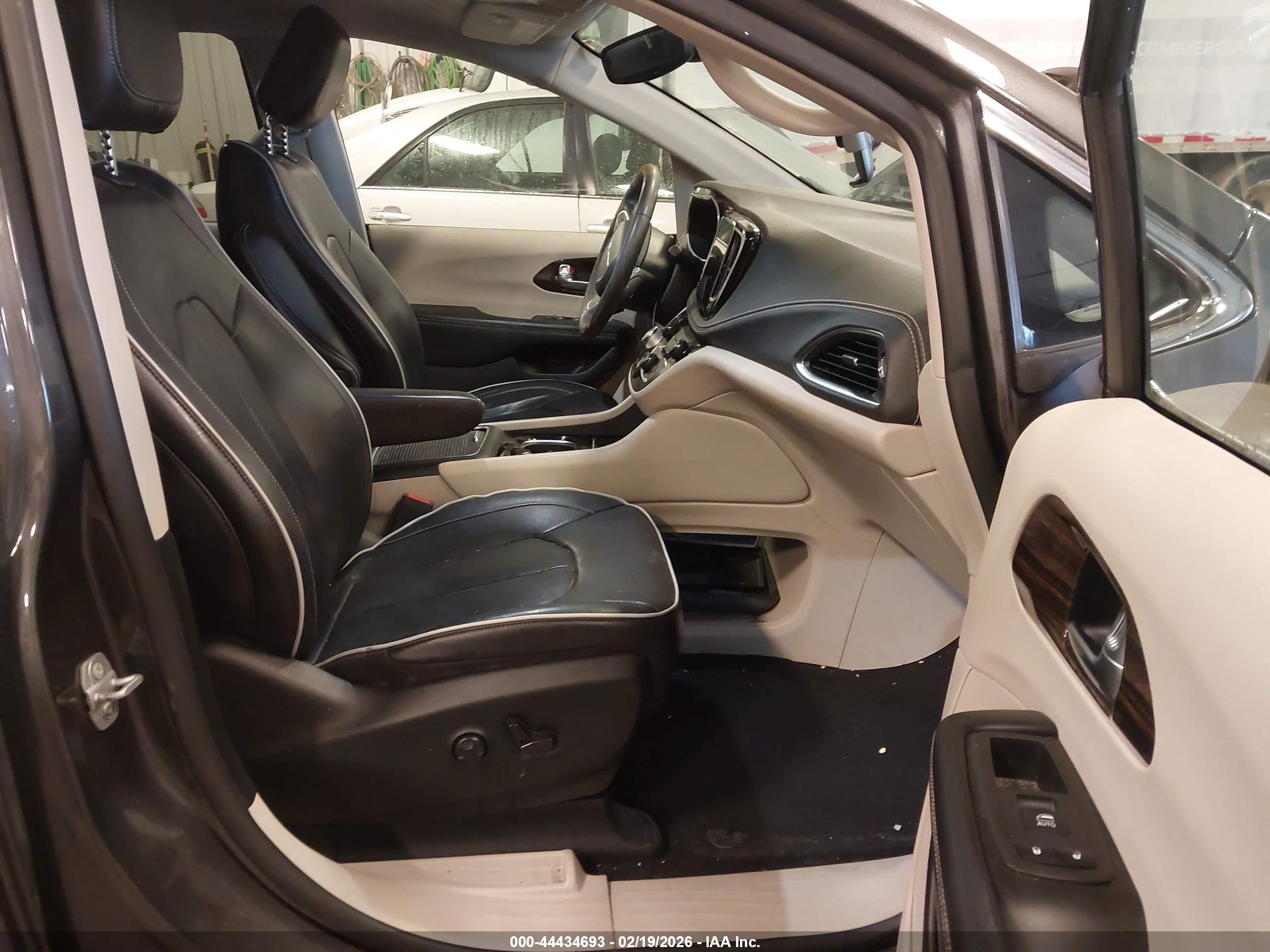 CHRYSLER PACIFICA image 5