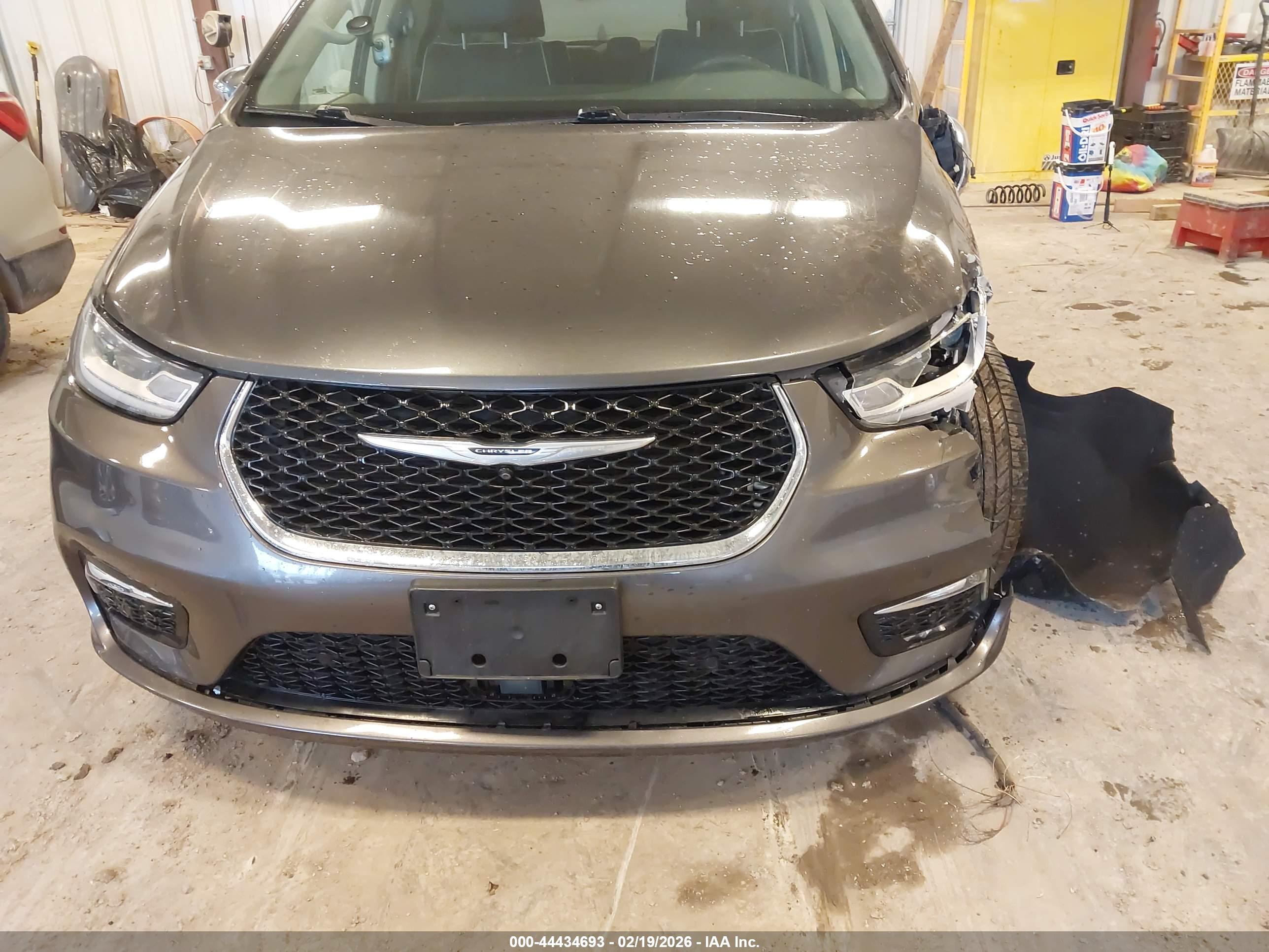 CHRYSLER PACIFICA image 6