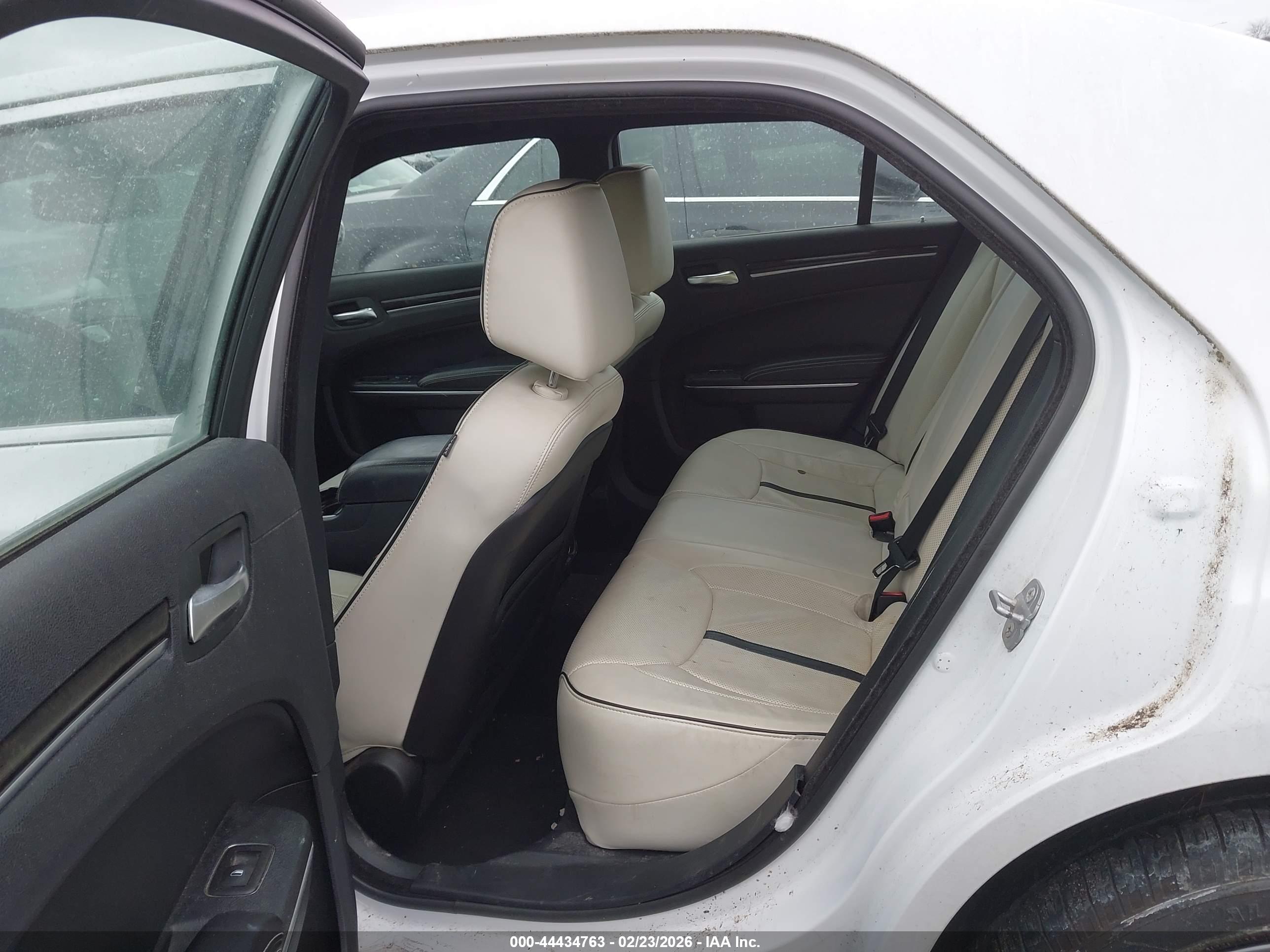 CHRYSLER 300 image 8