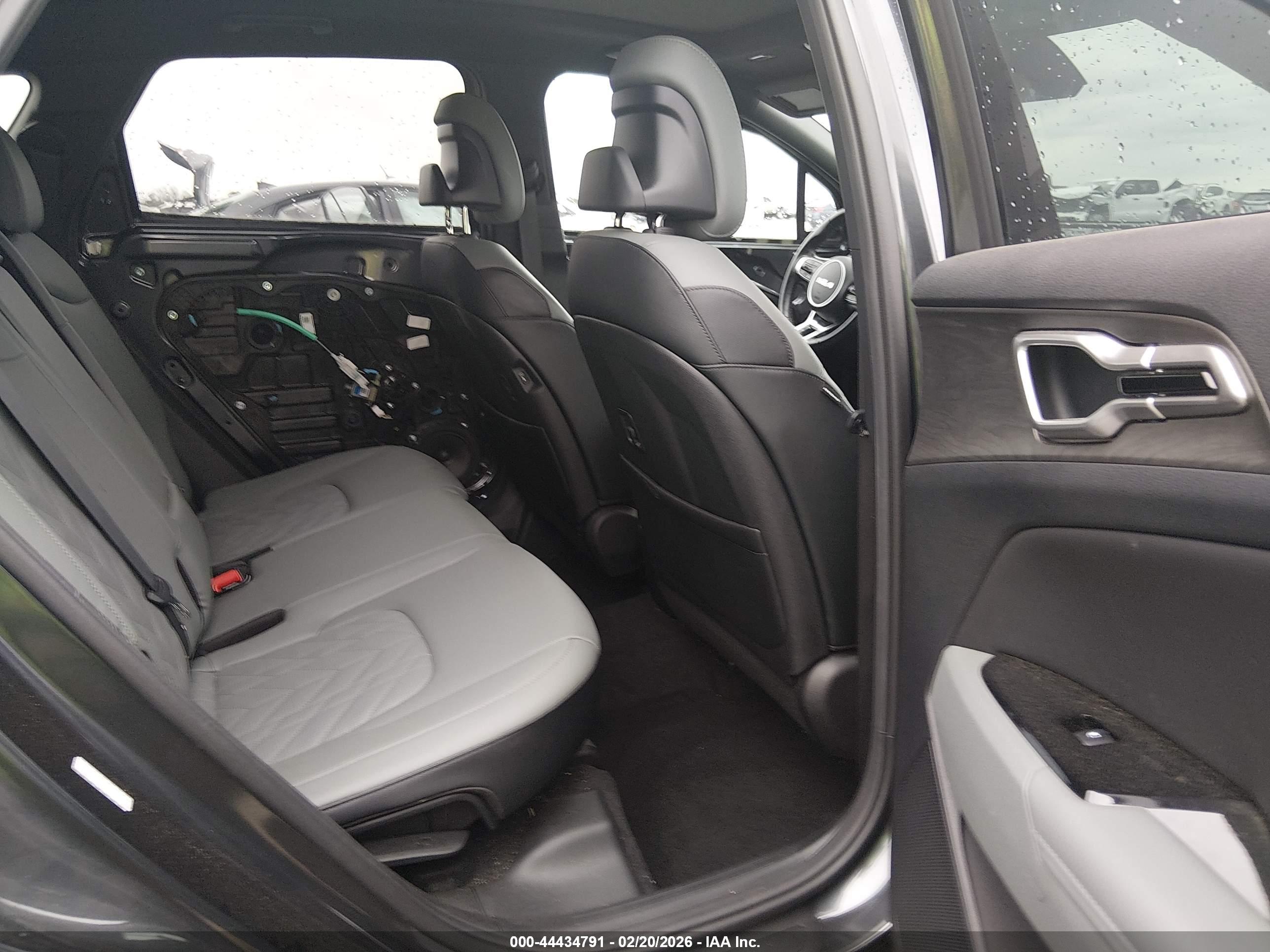 KIA SPORTAGE image 8
