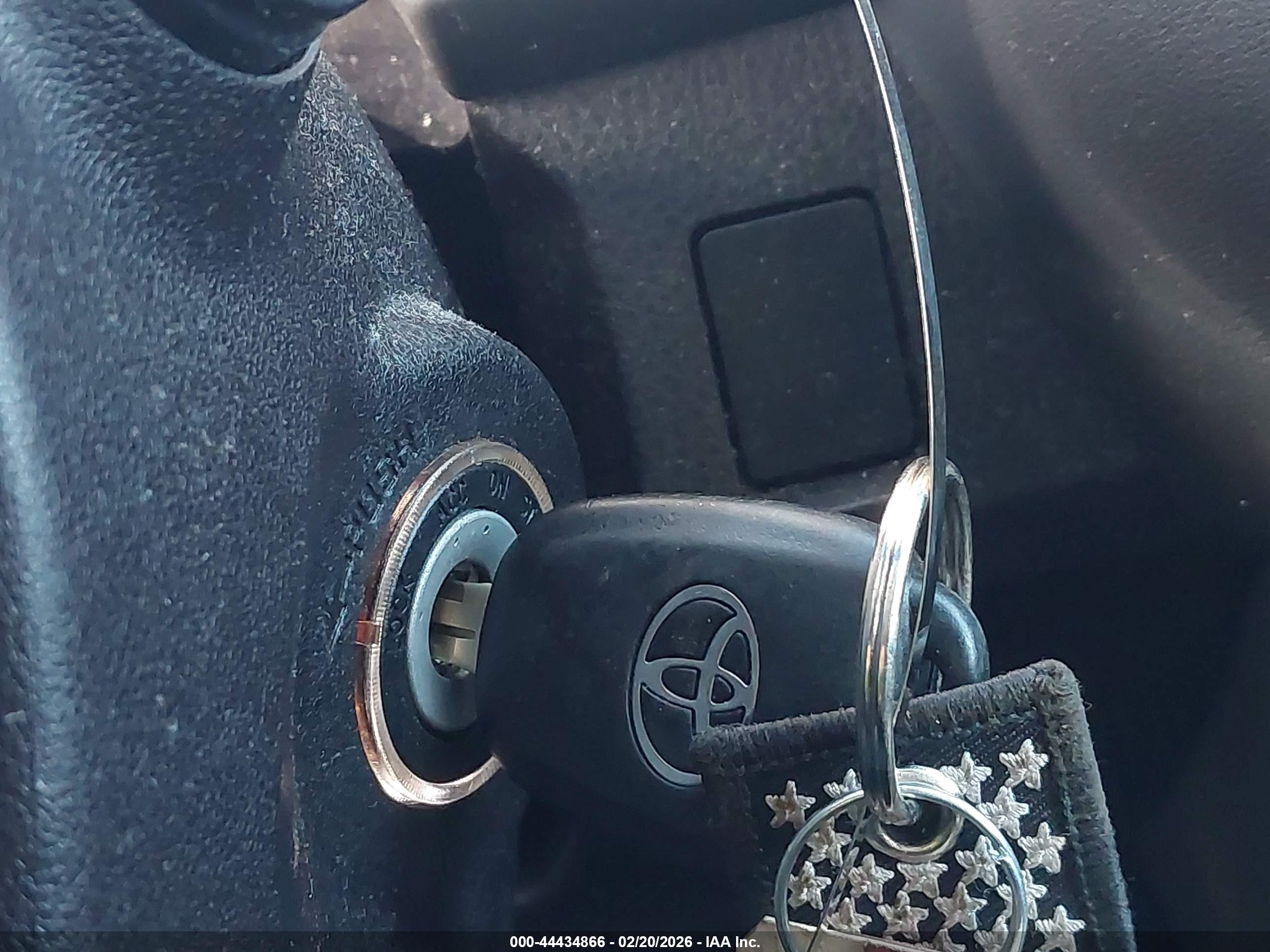 TOYOTA RAV4 image 11