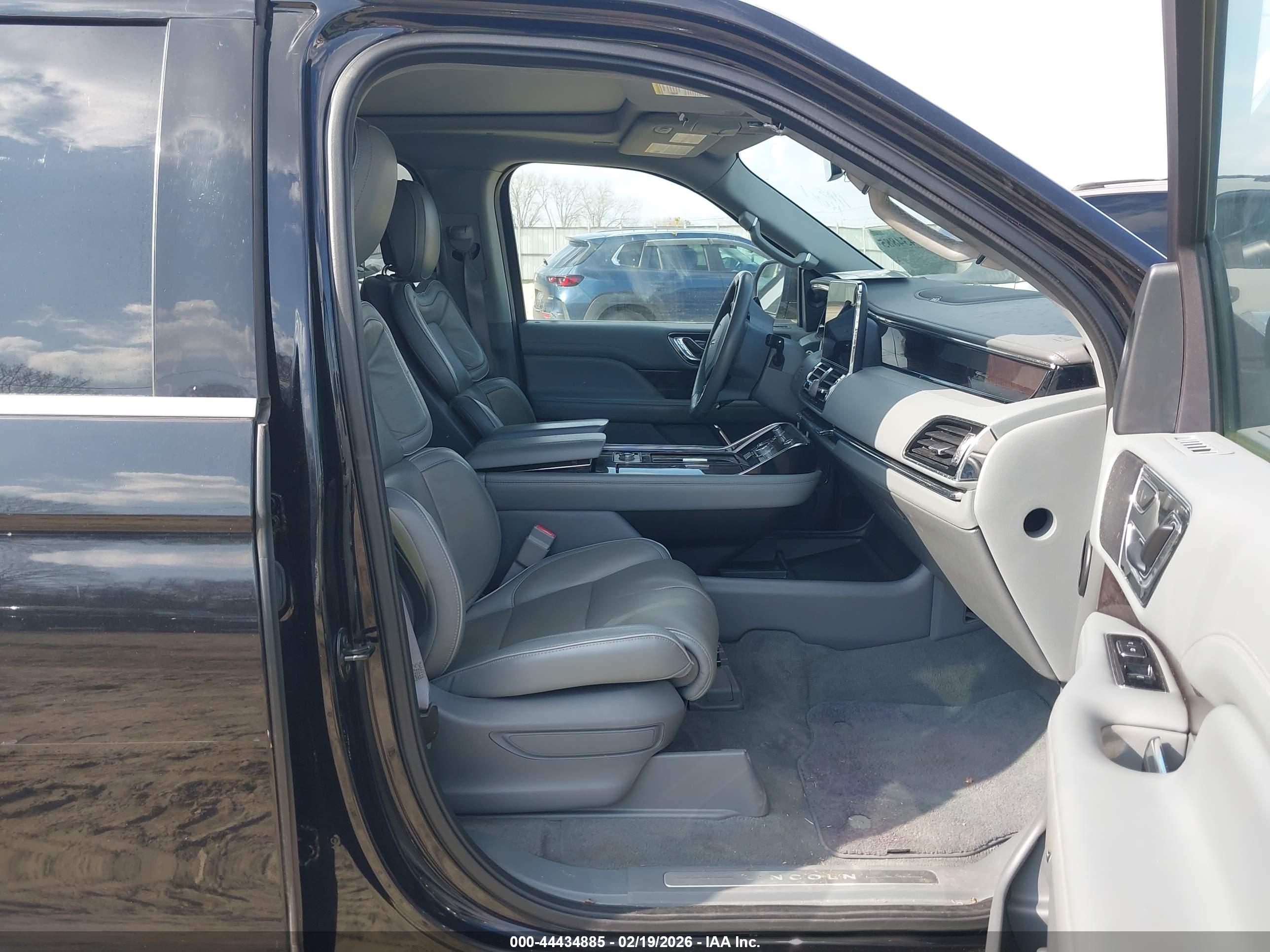 LINCOLN NAVIGATOR image 5