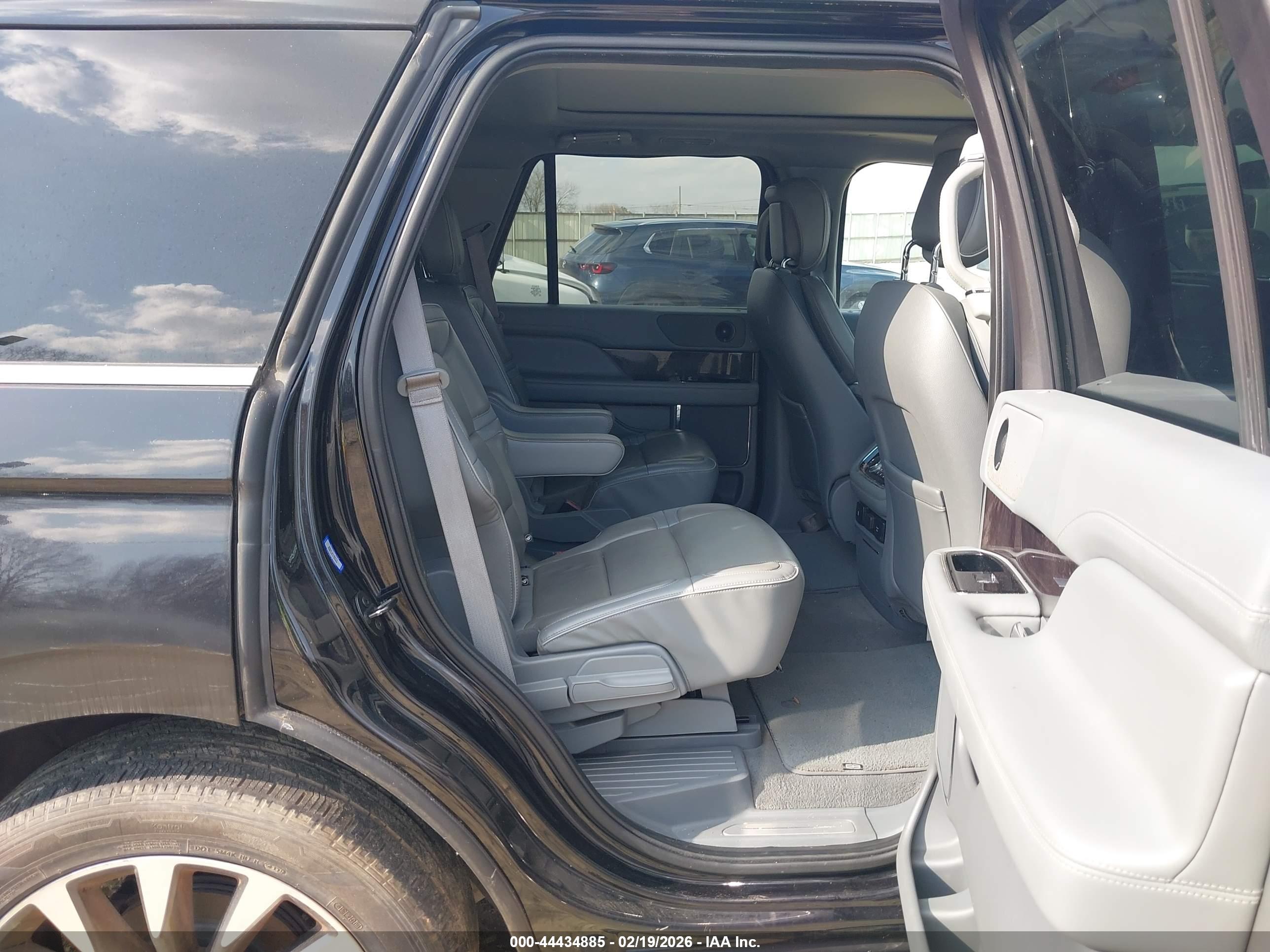 LINCOLN NAVIGATOR image 8