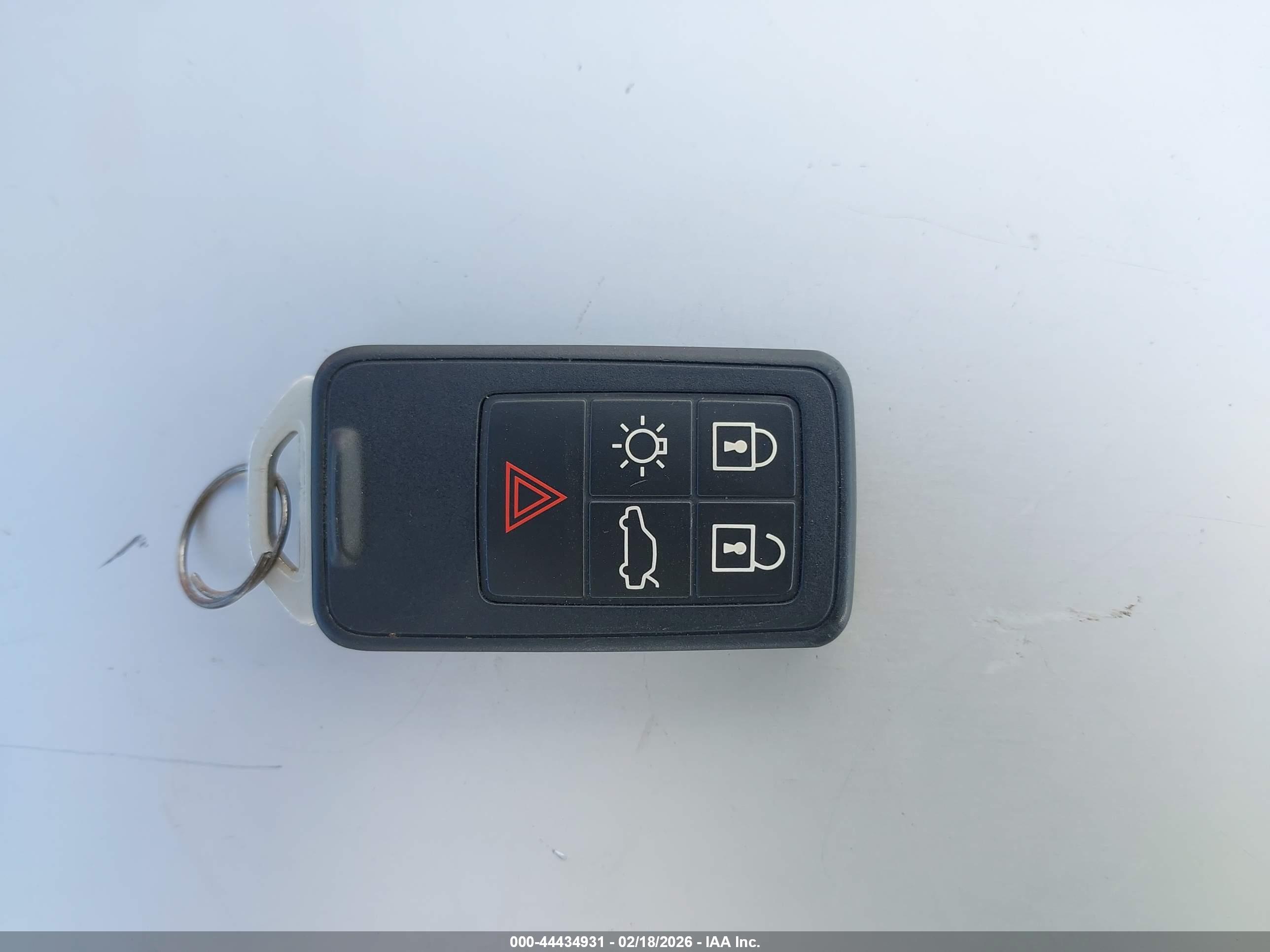 VOLVO XC70 image 11