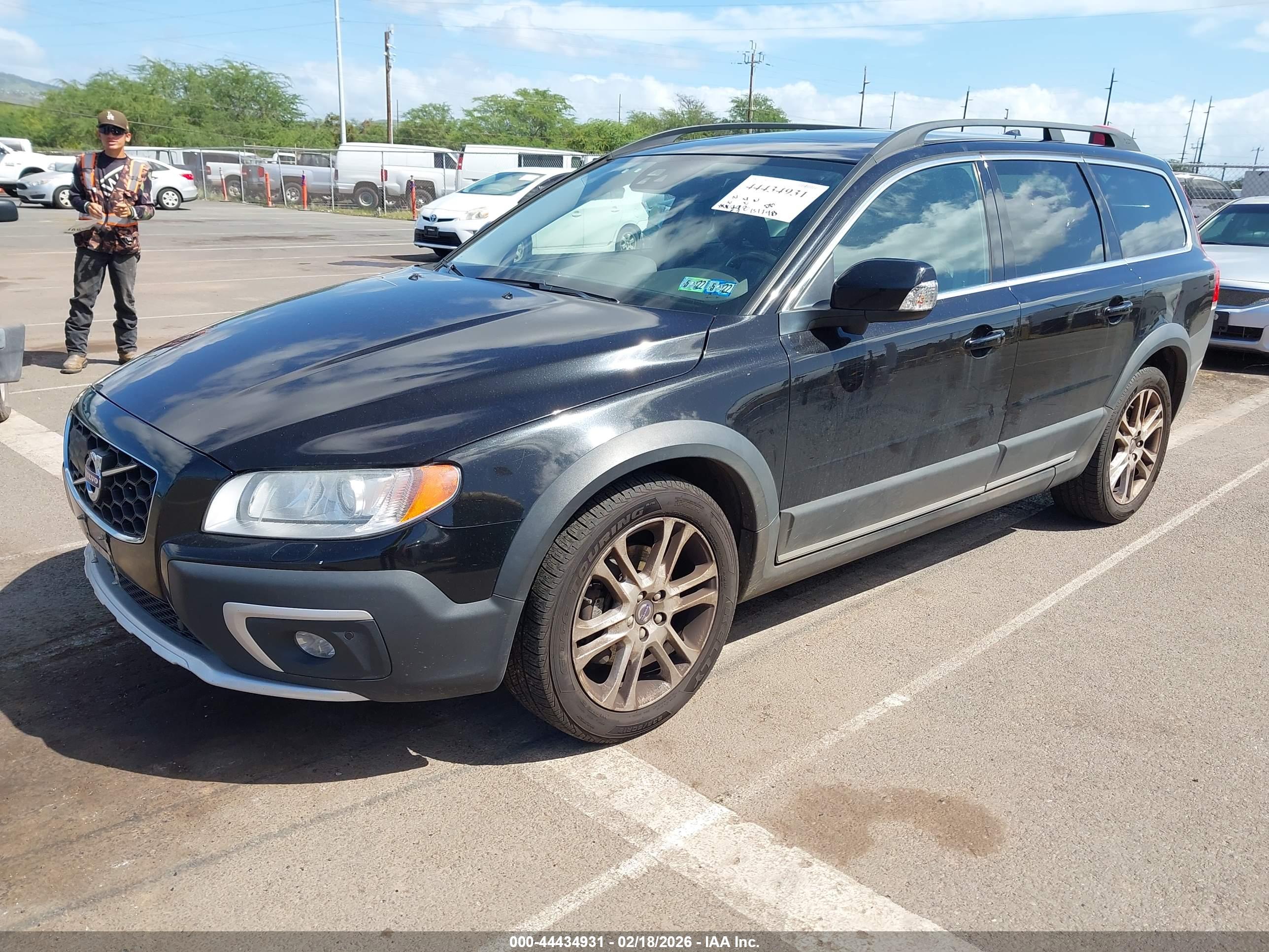 VOLVO XC70 image 2