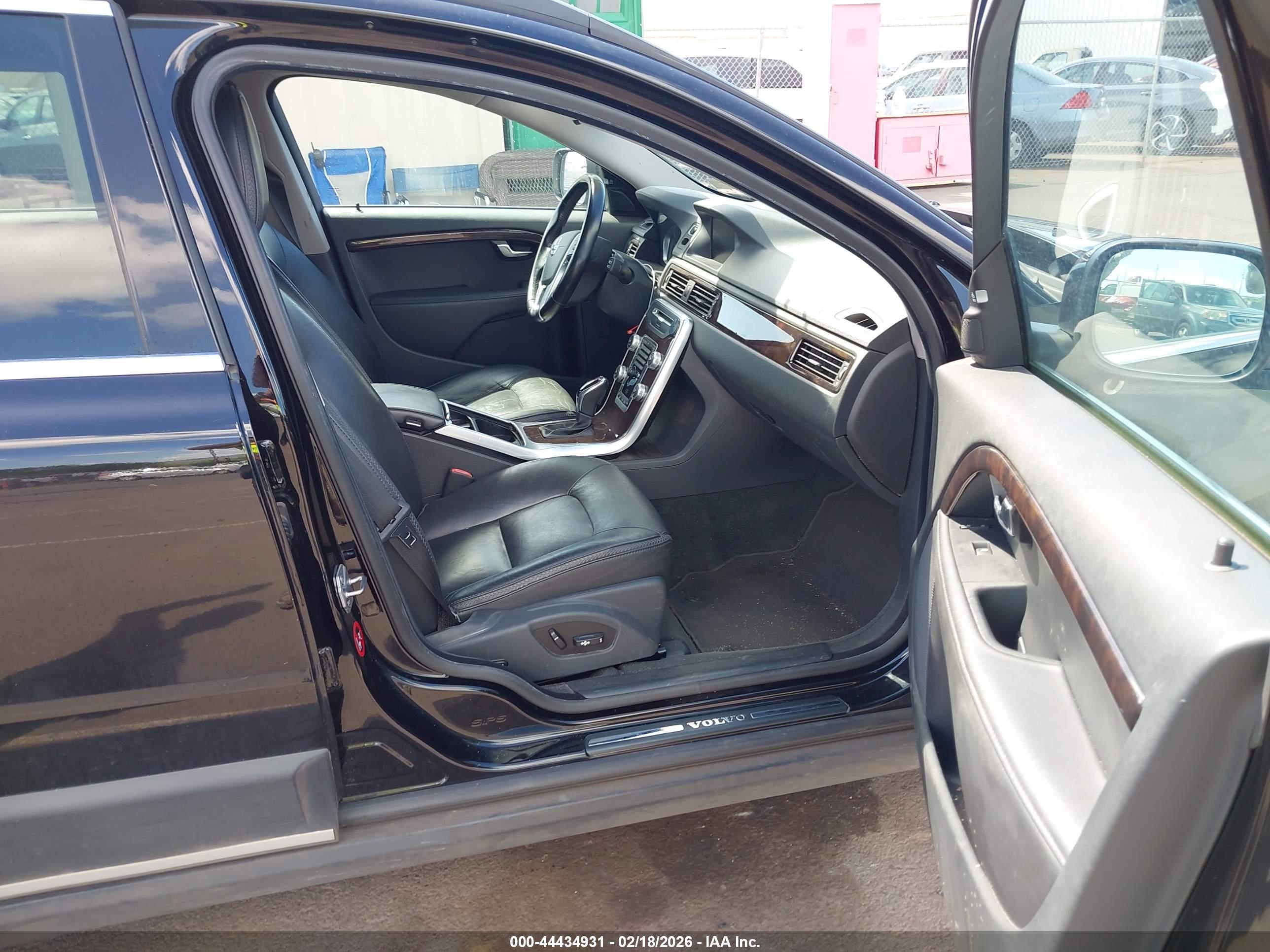 VOLVO XC70 image 5