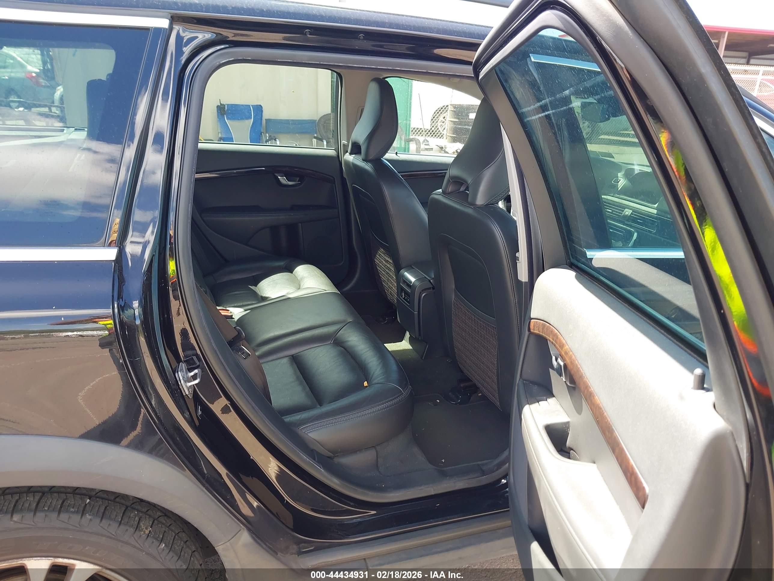 VOLVO XC70 image 8