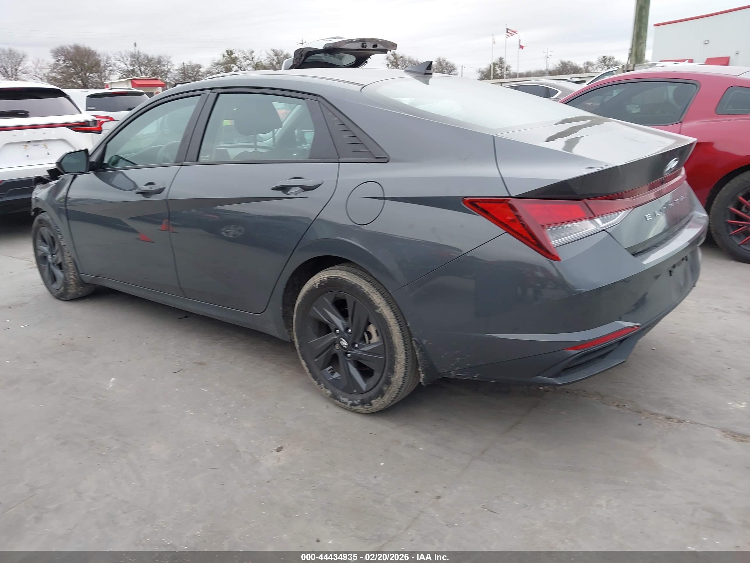 HYUNDAI ELANTRA image 3