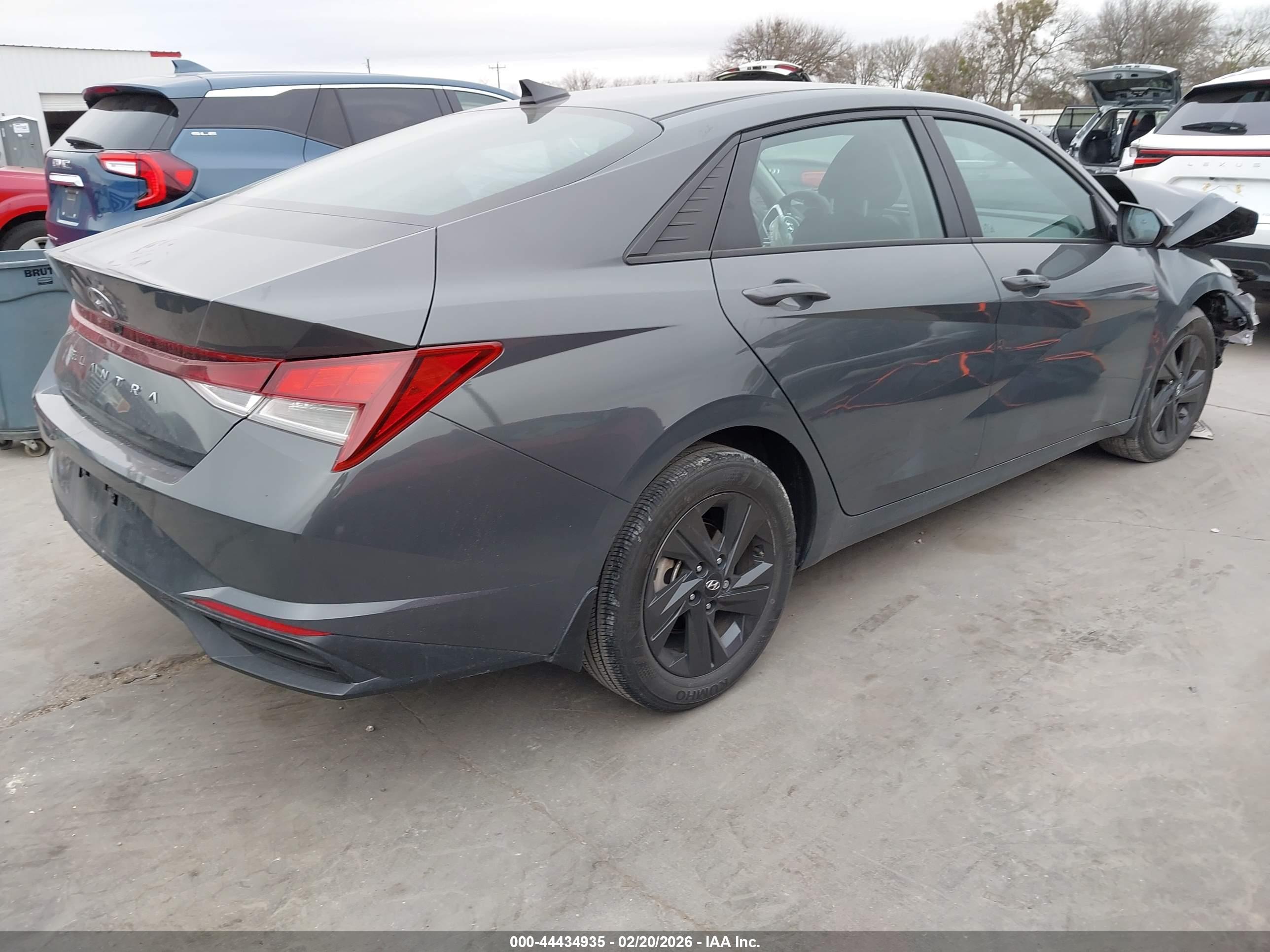 HYUNDAI ELANTRA image 4