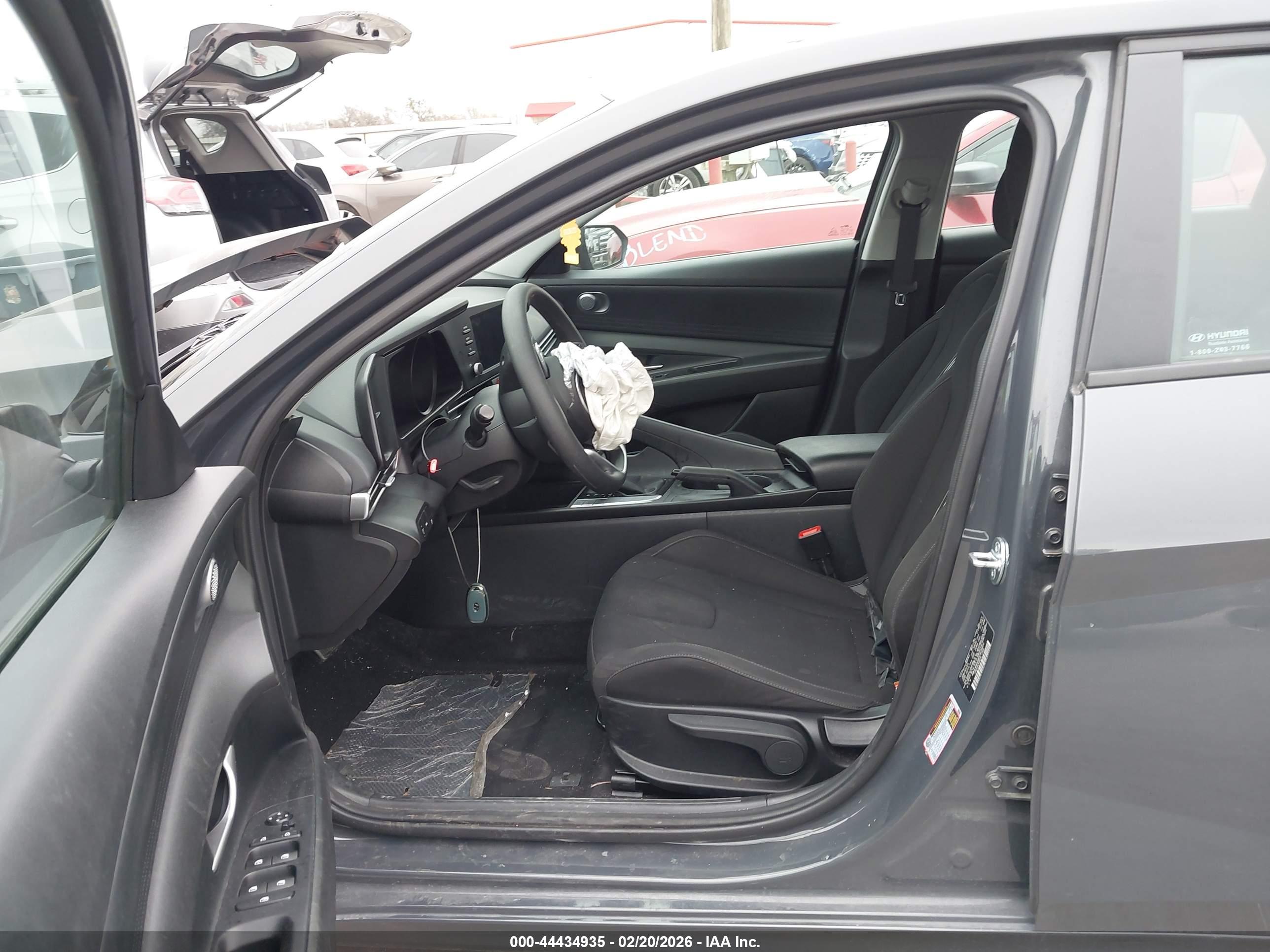 HYUNDAI ELANTRA image 5