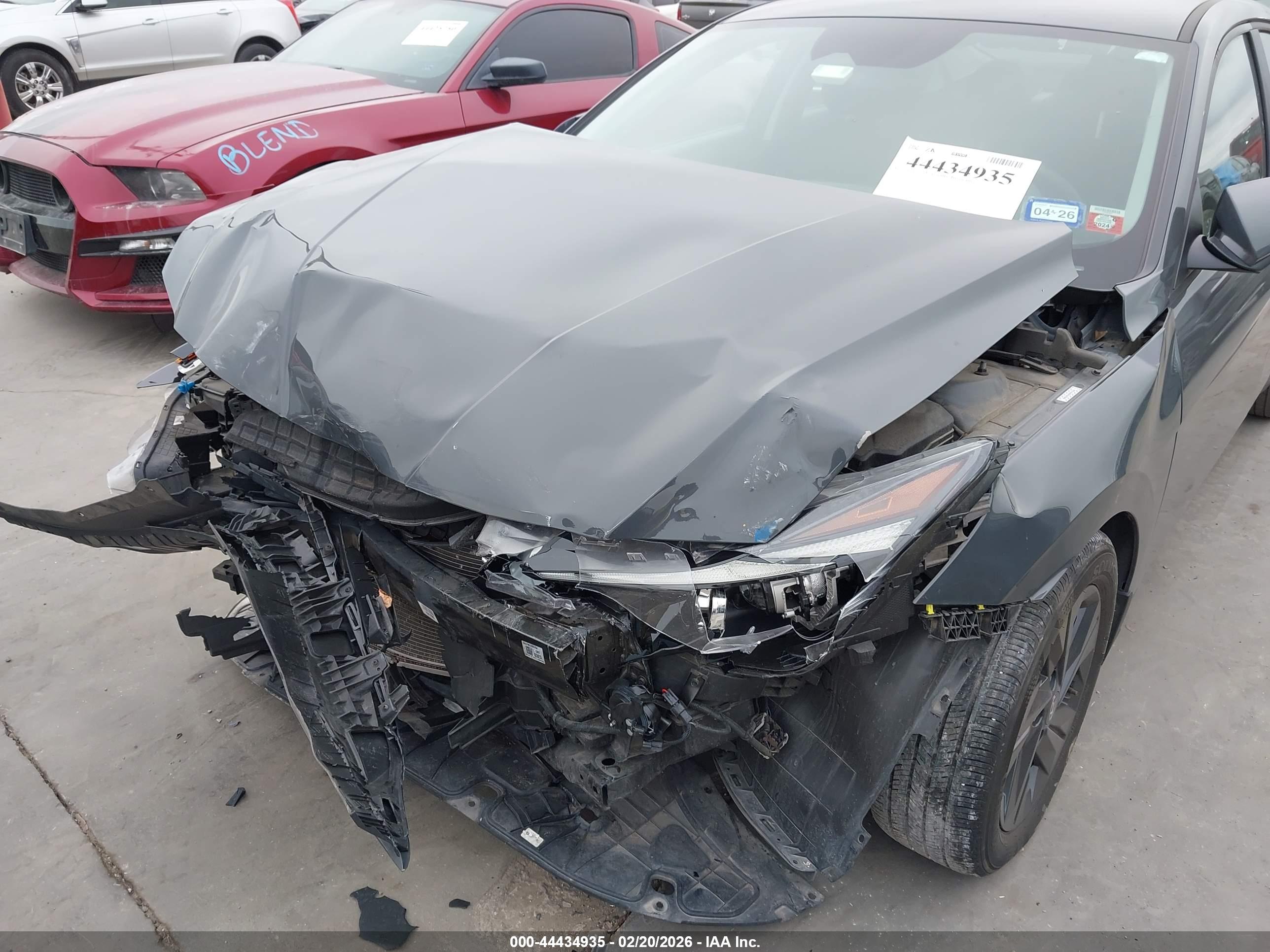 HYUNDAI ELANTRA image 6