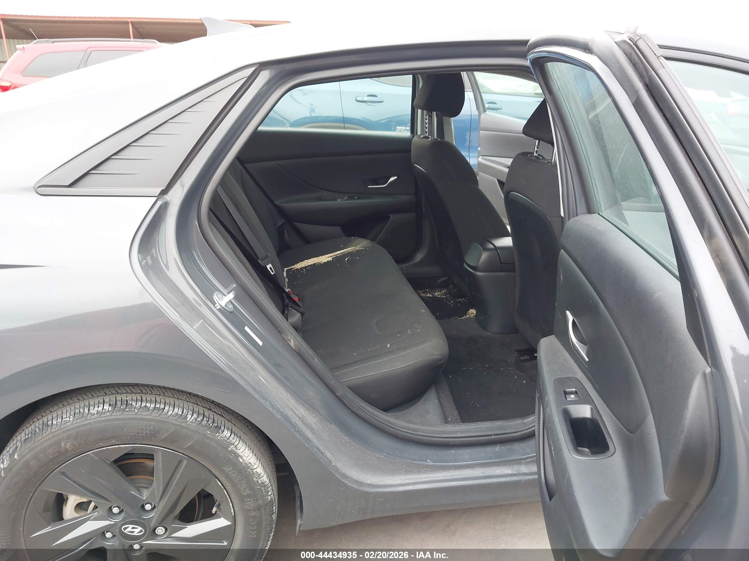 HYUNDAI ELANTRA image 8