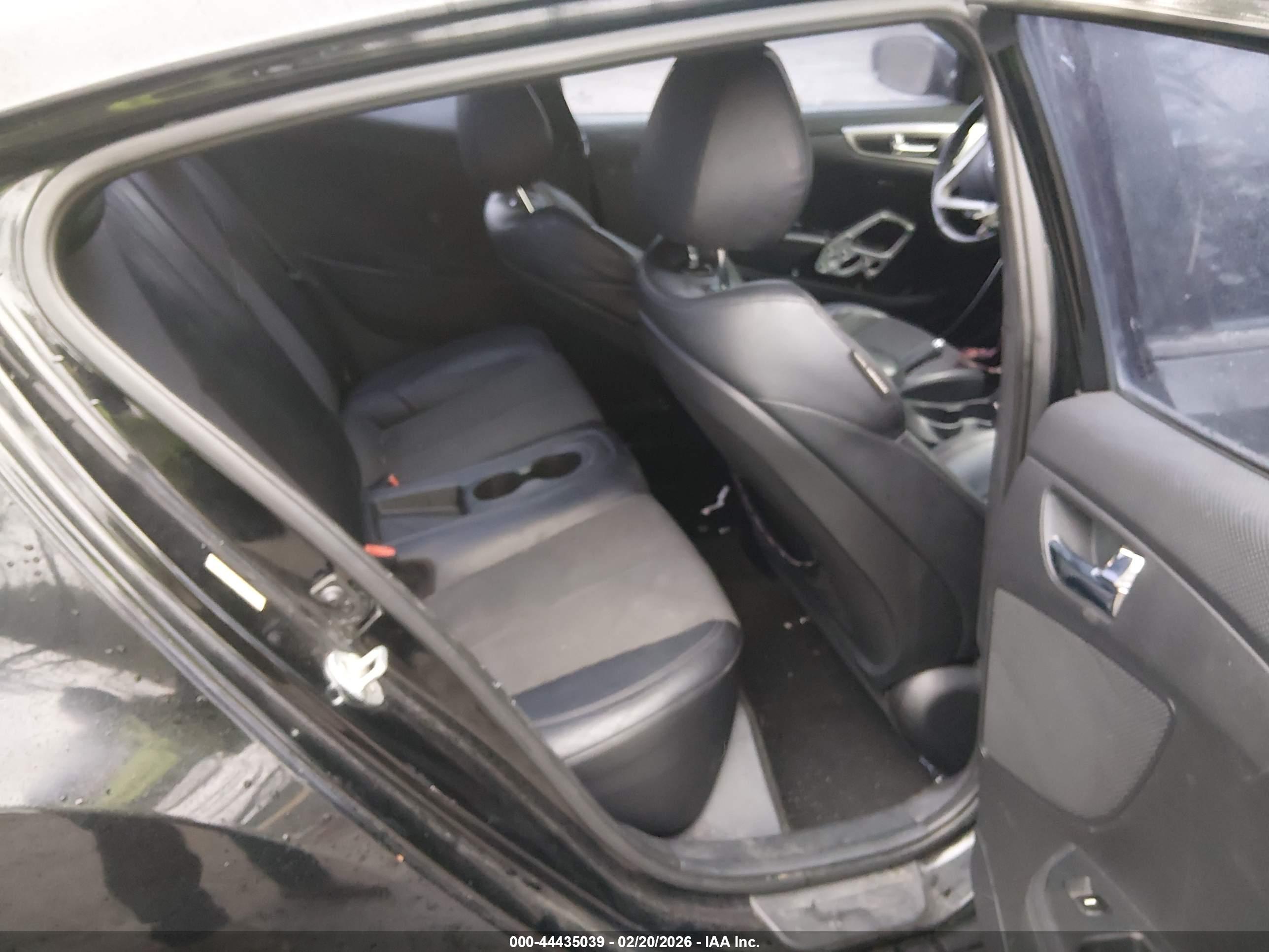 HYUNDAI VELOSTER image 8