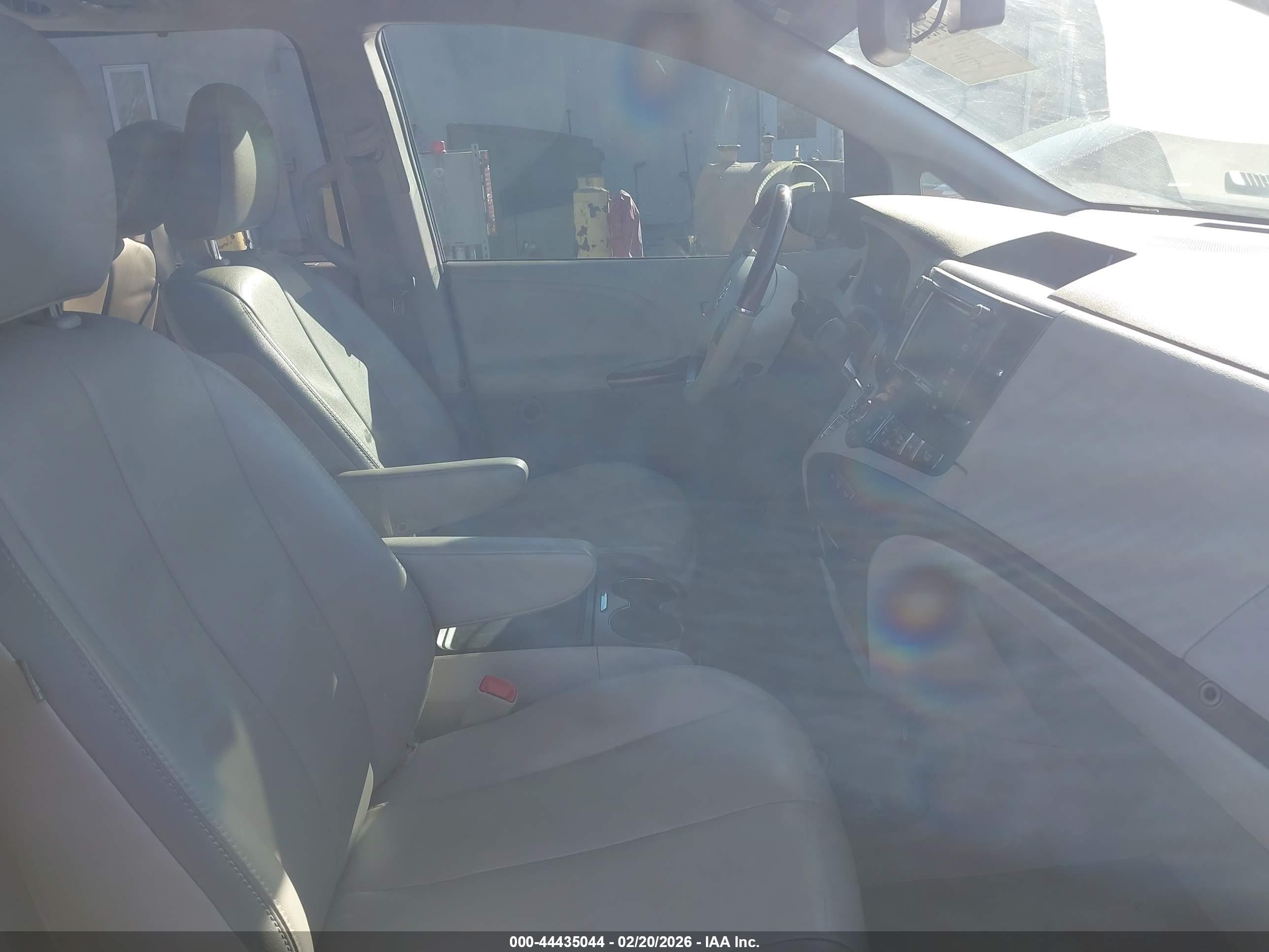 TOYOTA SIENNA image 5